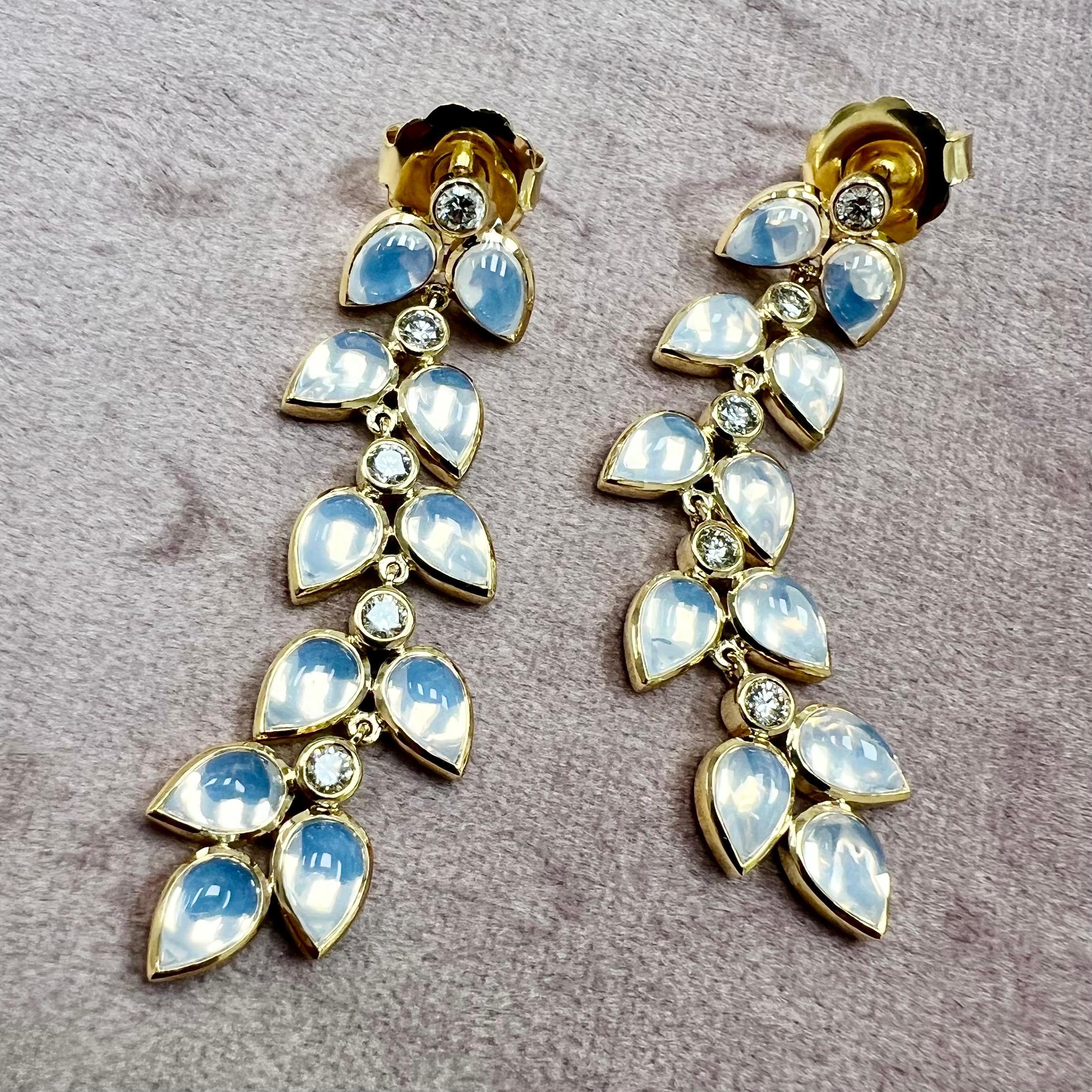 Contemporain Syna feuille de quartz de lune en or jaune  Boucles d'oreilles avec diamants en vente