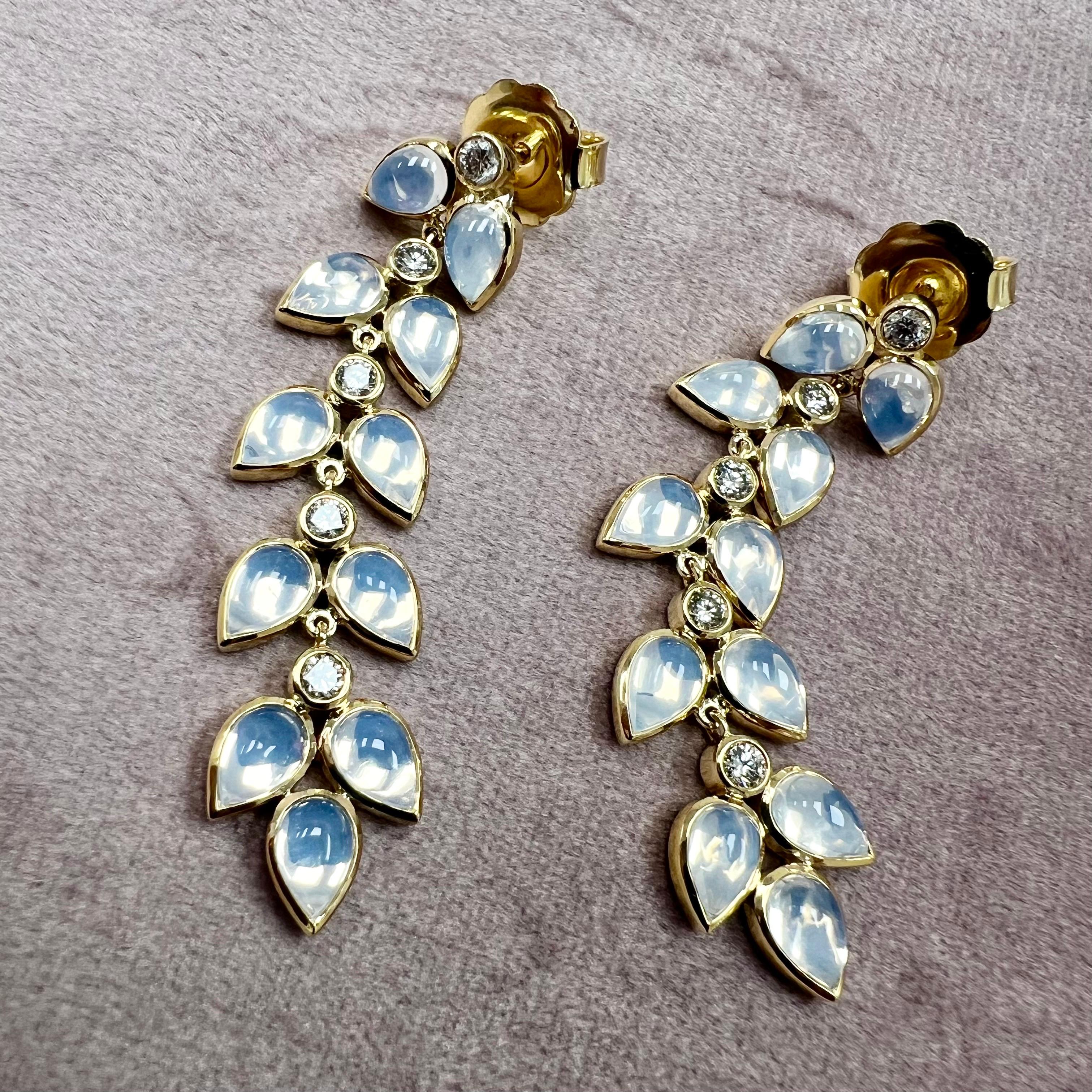 Syna feuille de quartz de lune en or jaune  Boucles d'oreilles avec diamants Neuf - En vente à Fort Lee, NJ
