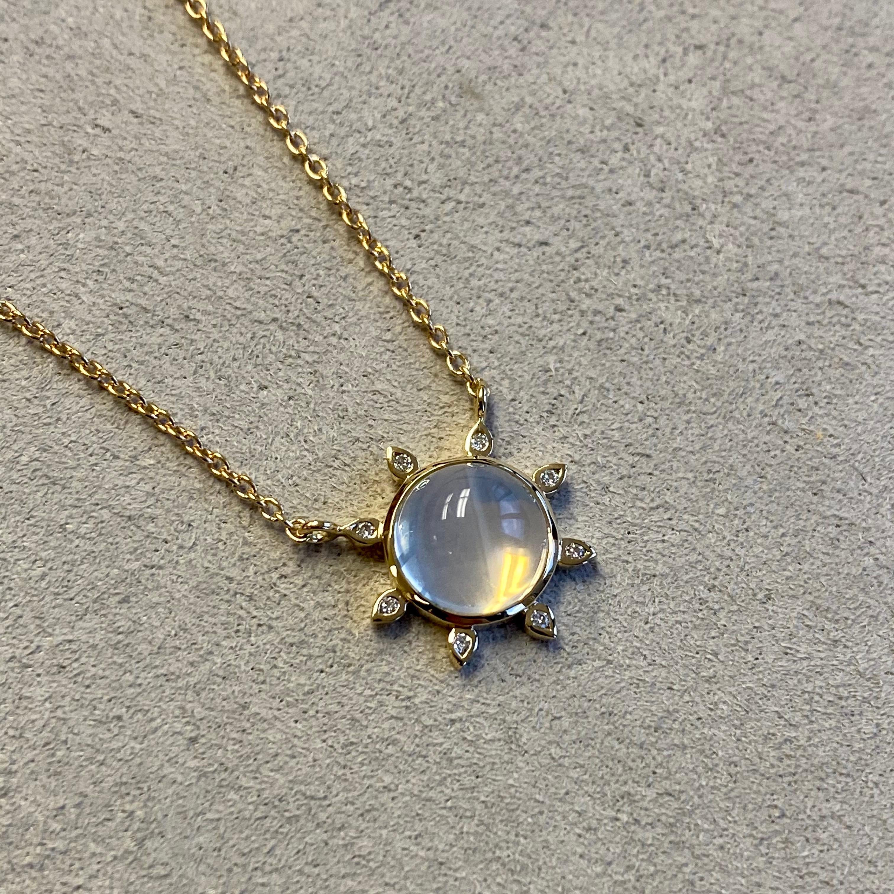 18 inch moon quartz necklace created in 18 karat yellow gold
Moon Quartz 2 carats approx.
Diamonds 0.04 carat approx.
Limited edition

A sovereign-like 18-inch necklace of moon quartz and 18-karat yellow gold, with a 2-carat gemstone and a dazzling