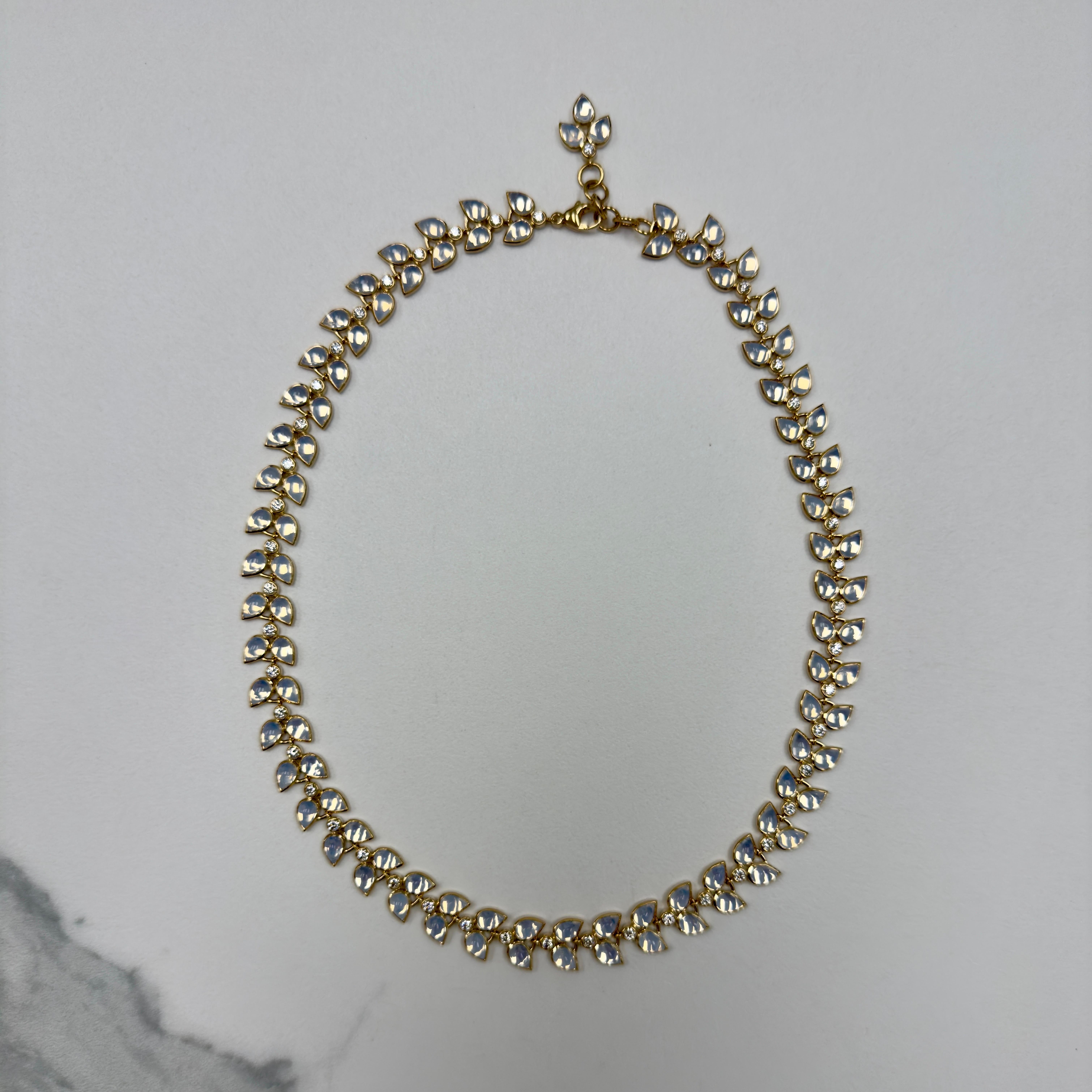 Creato in oro giallo 18 carati
Quarzo lunare 50 carato circa.
Diamanti 2,80 carati circa.
Lunghezza 18 pollici
Chiusura a moschettone in oro giallo 18 carati




Informazioni sui designer ~ Dharmesh & Namrata

Traendo ispirazione dalle piccole cose,