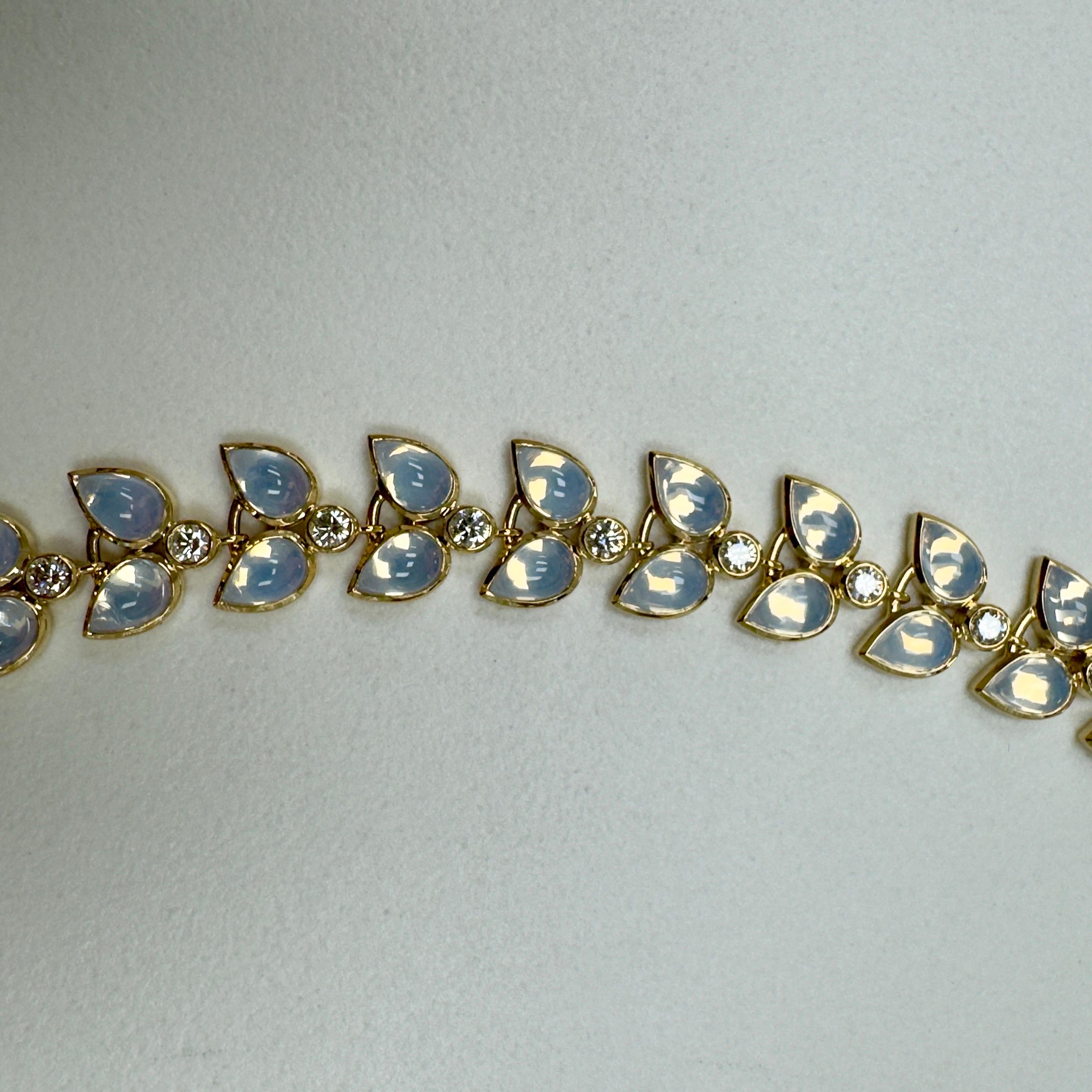 Contemporaneo Collana Syna in oro giallo con quarzo lunare e diamanti in vendita
