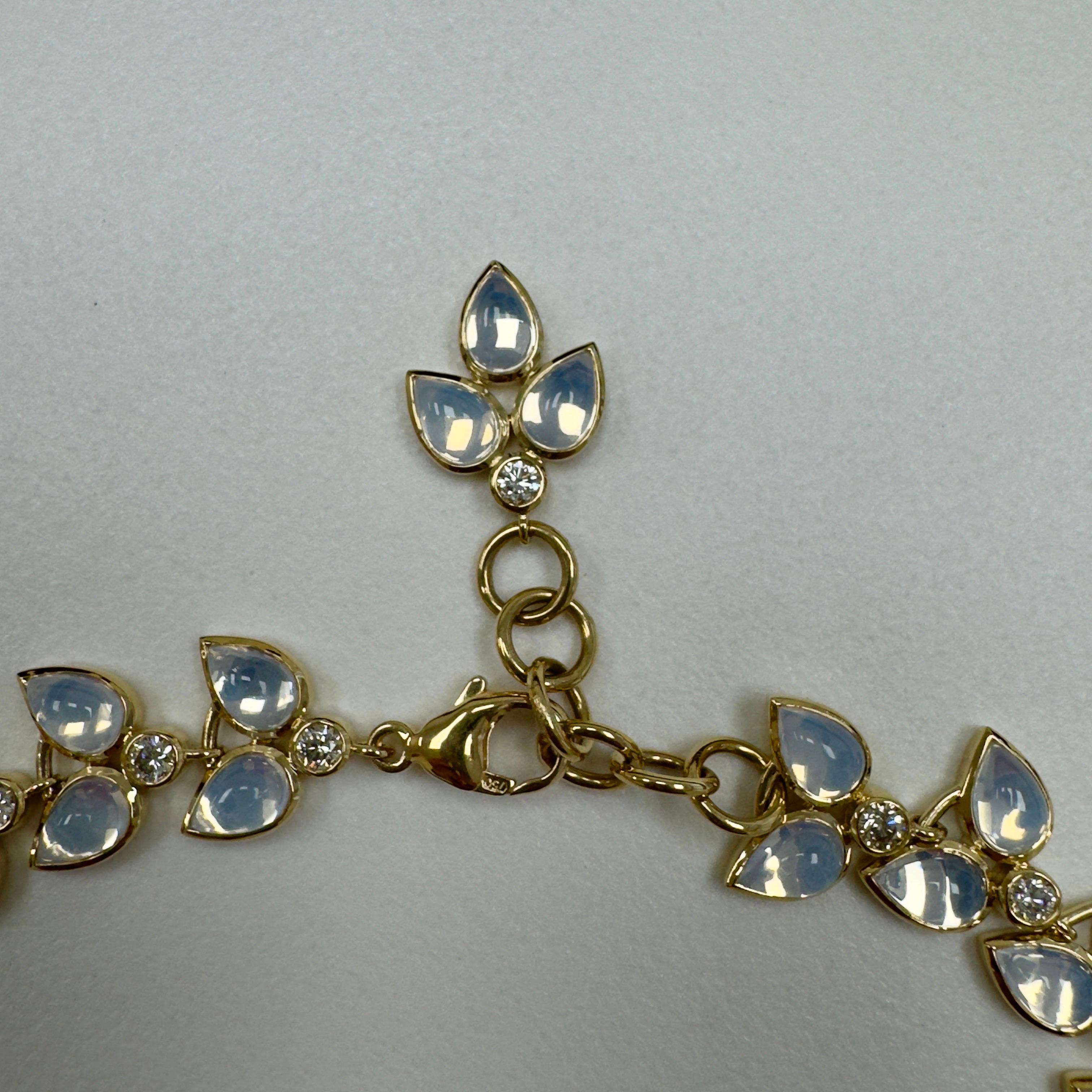 Taglio misto Collana Syna in oro giallo con quarzo lunare e diamanti in vendita