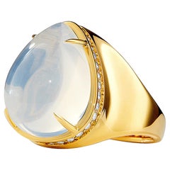Anello a forma di pera in oro giallo Syna con quarzo lunare e diamanti