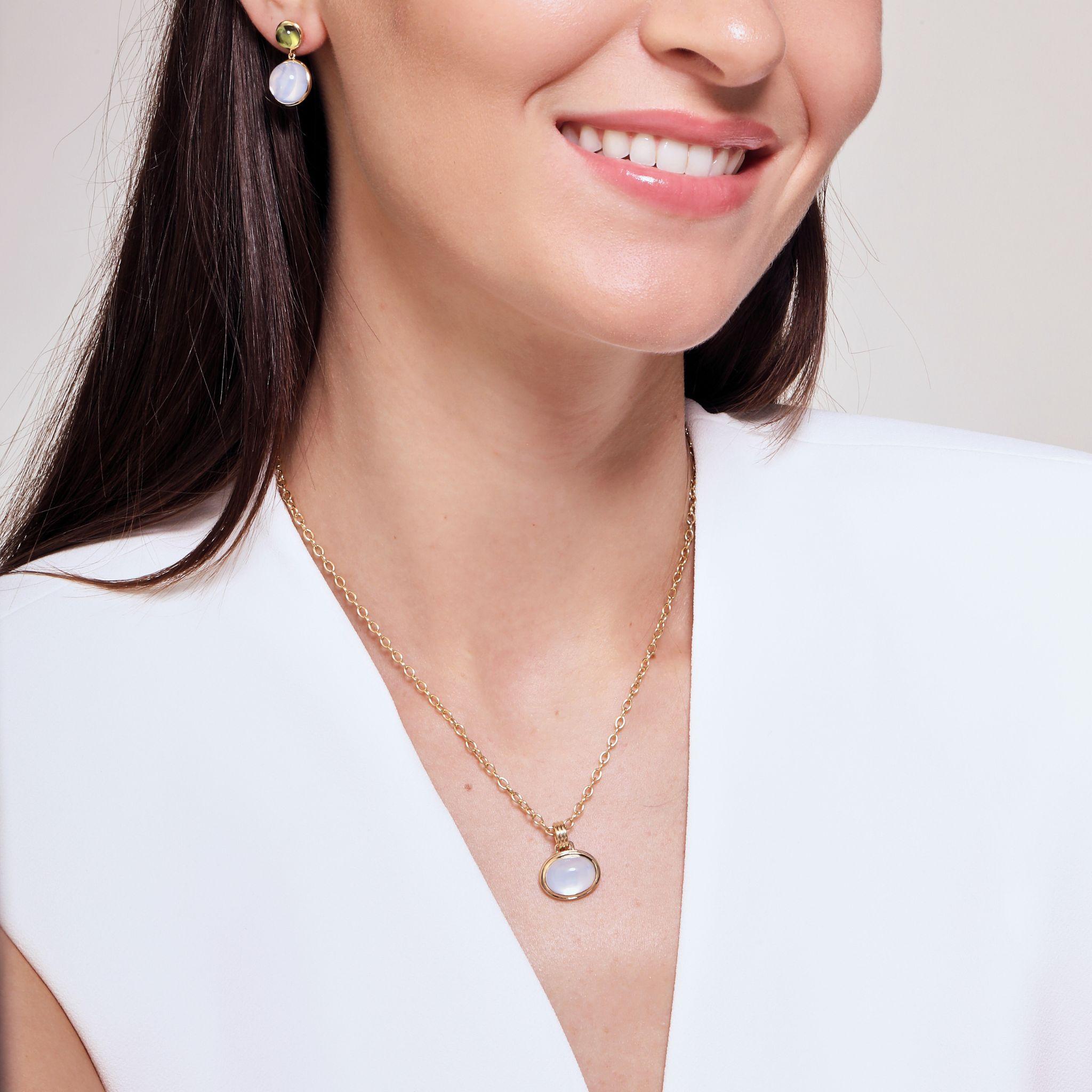 Créé en or jaune 18 carats
Quartz lunaire 5.50 carats environ
Chaîne à petits maillons de 18 pouces


 À propos des concepteurs ~ Dharmesh & Namrata

S'inspirant de petites choses, Dharmesh & Namrata Kothari ont créé une collection extraordinaire et