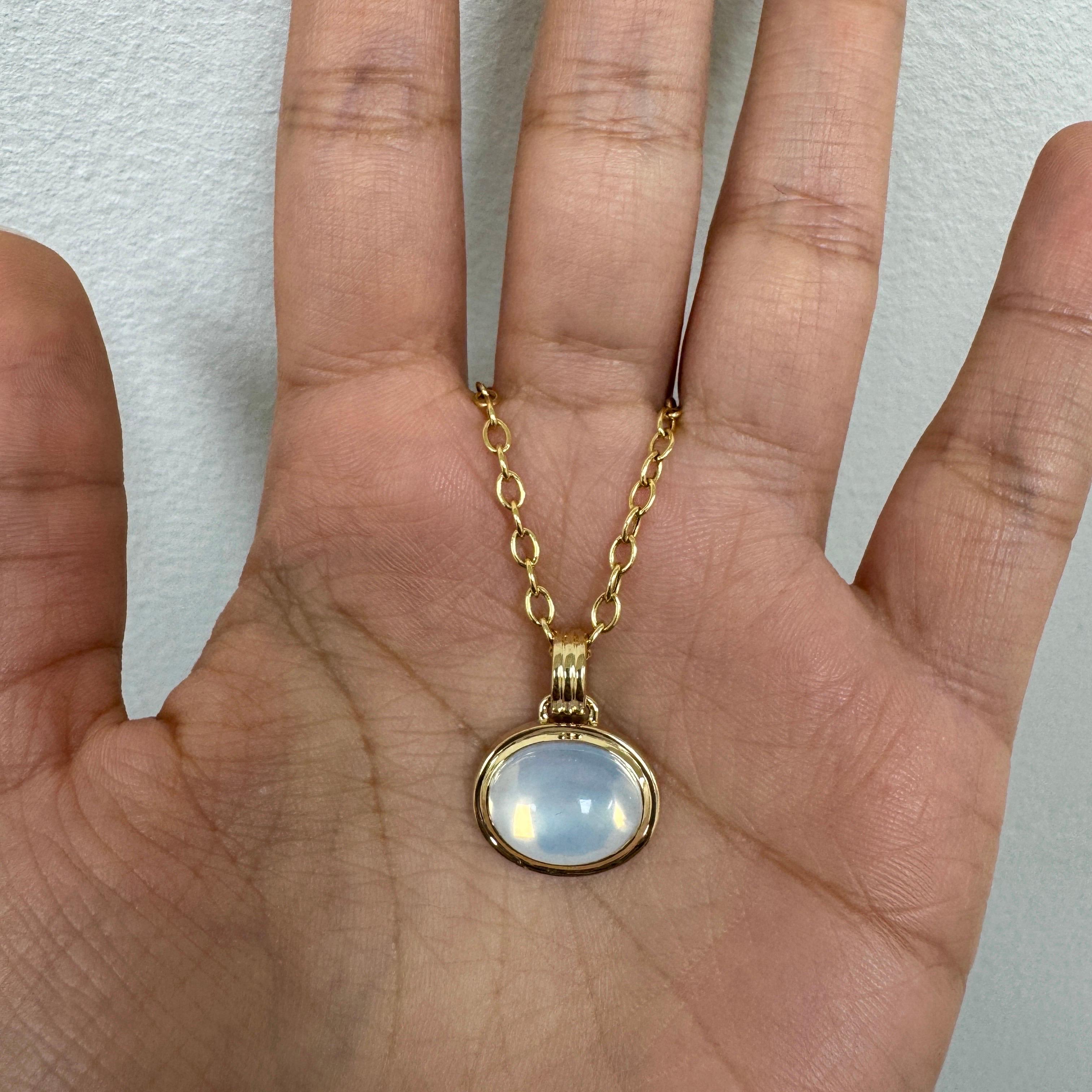 Taglio ovale Collana con ciondolo di quarzo lunare in oro giallo Syna in vendita