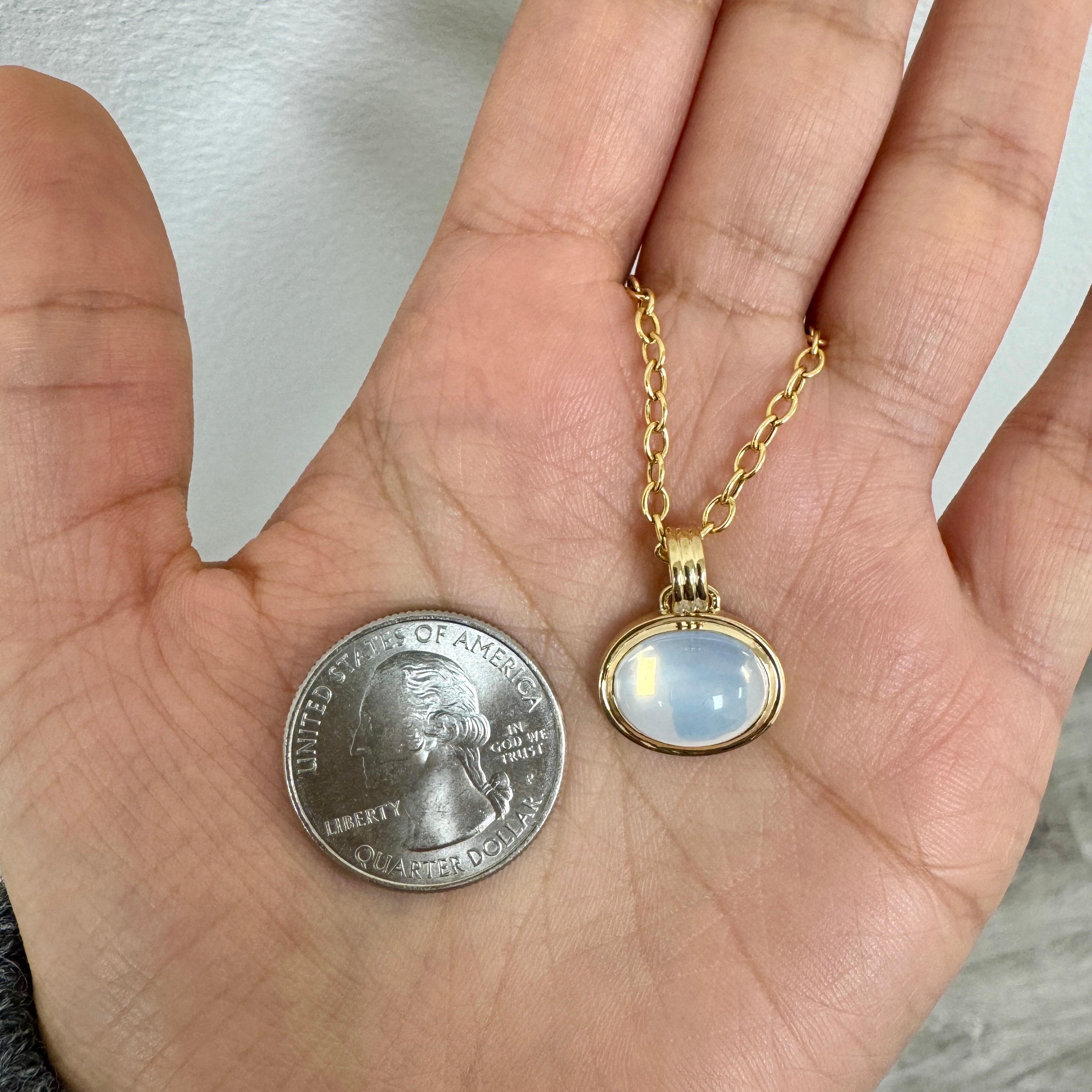 Collana con ciondolo di quarzo lunare in oro giallo Syna In condizioni Nuovo in vendita a Fort Lee, NJ