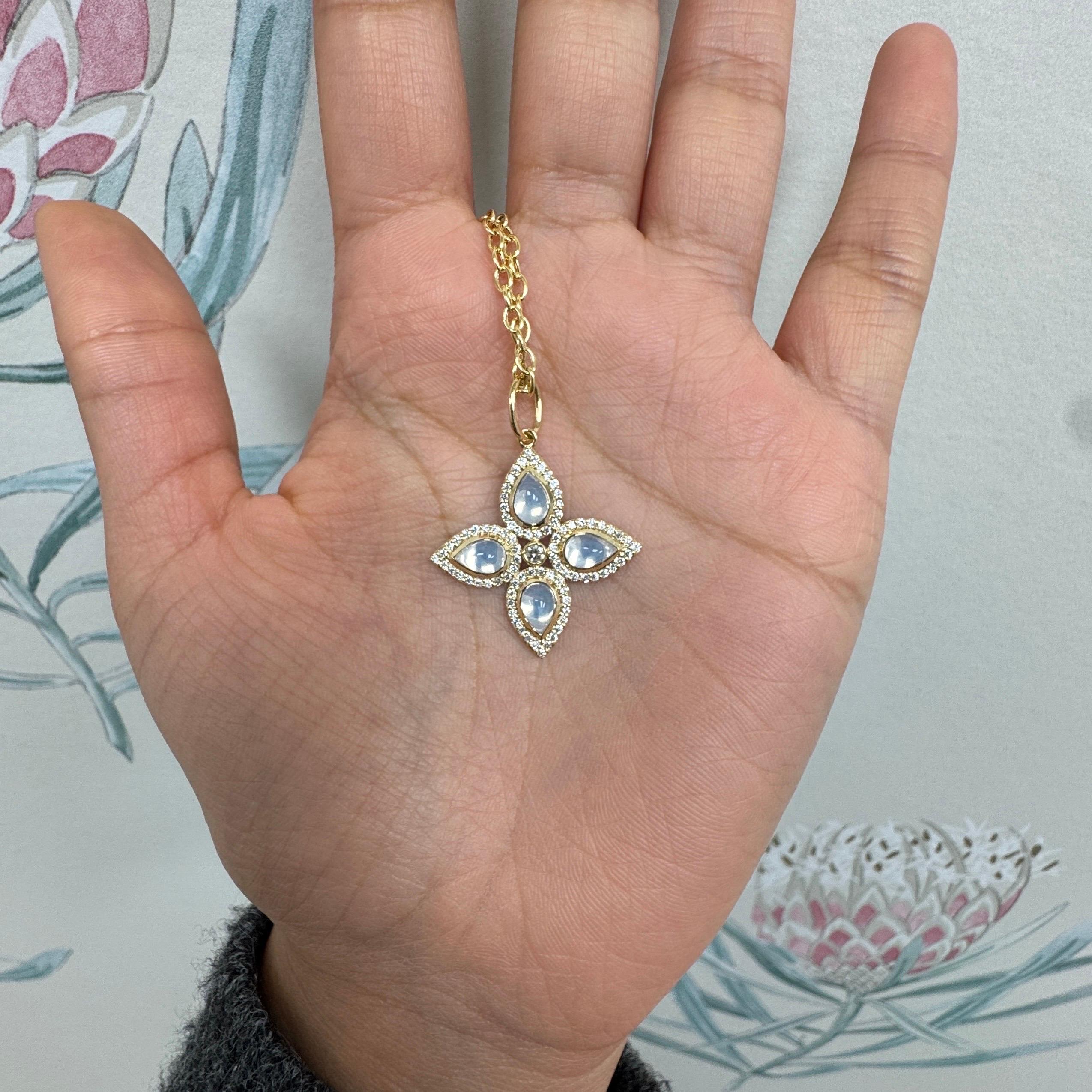 Creato in oro giallo 18 carati
Quarzo lunare 2 carato circa.
Diamanti 0.50 carati circa.
Catena venduta separatamente



 Informazioni sui designer ~ Dharmesh & Namrata

Traendo ispirazione dalle piccole cose, Dharmesh & Namrata Kothari hanno creato