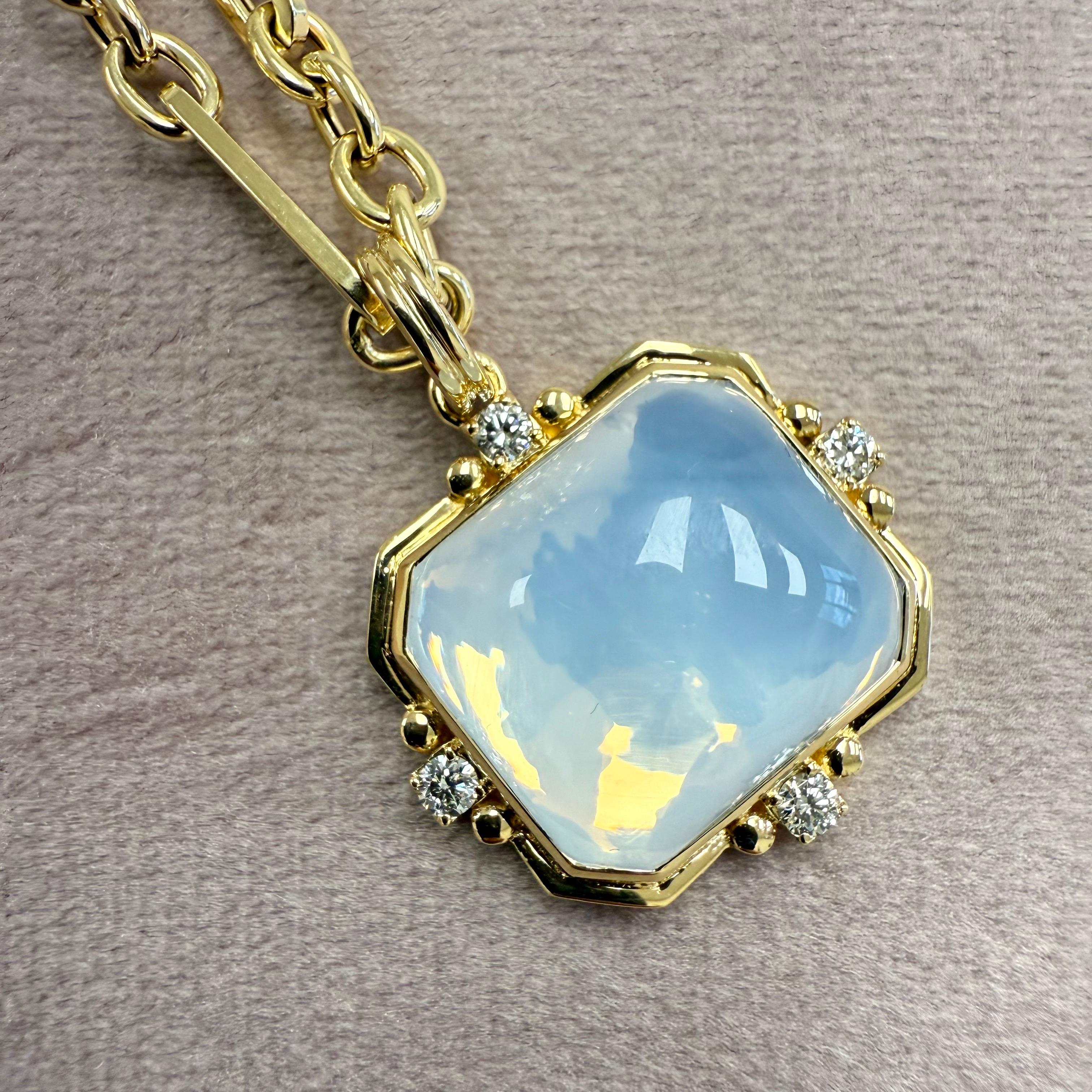 Créé en or jaune 18 carats
Quartz lunaire 18 carats environ
Diamants 0,20 carat environ
Chaîne vendue séparément



 À propos des concepteurs ~ Dharmesh & Namrata

S'inspirant de petites choses, Jewell et Namrata Kothari ont créé une collection