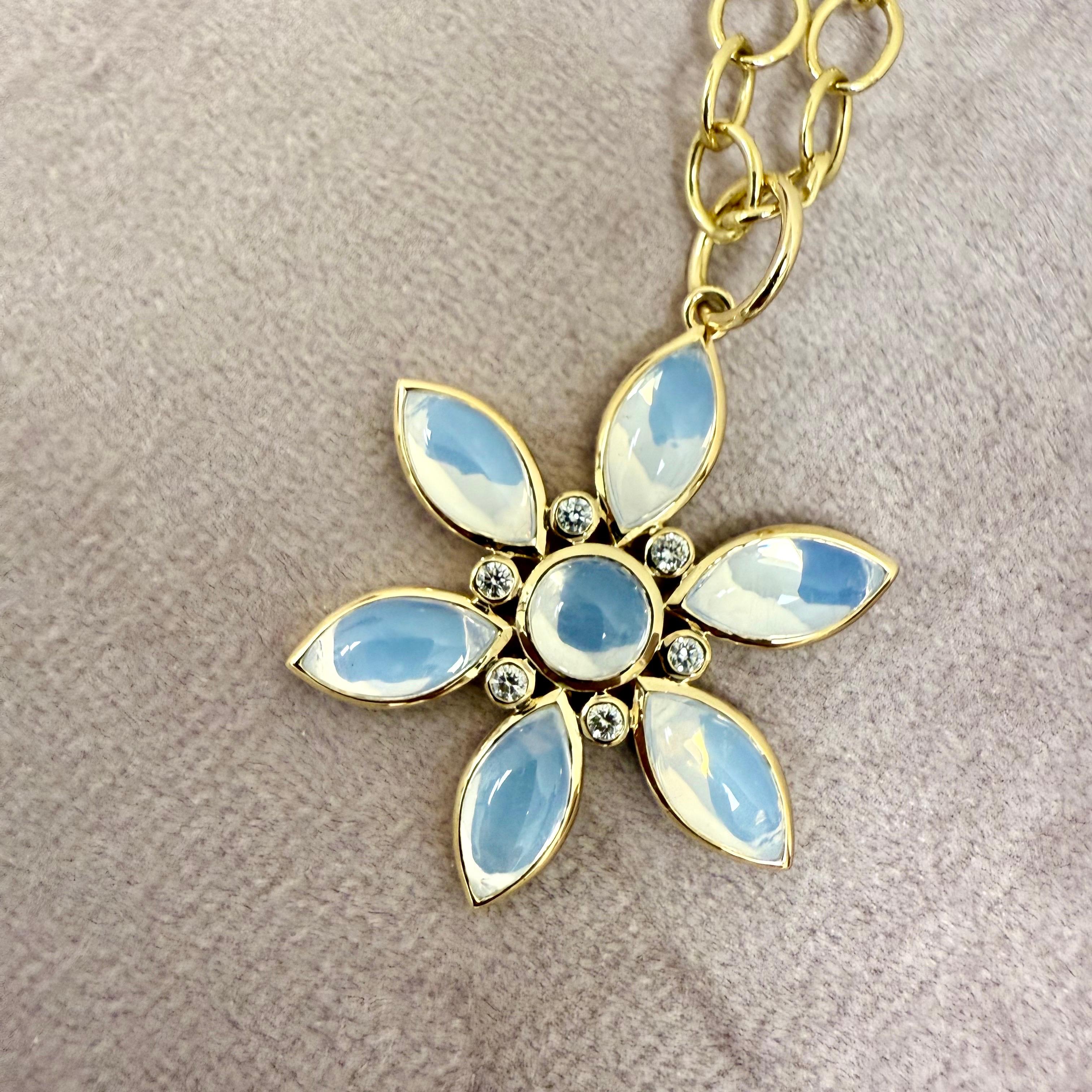Contemporain Pendentif Syna en or jaune et quartz de lune avec diamants en vente