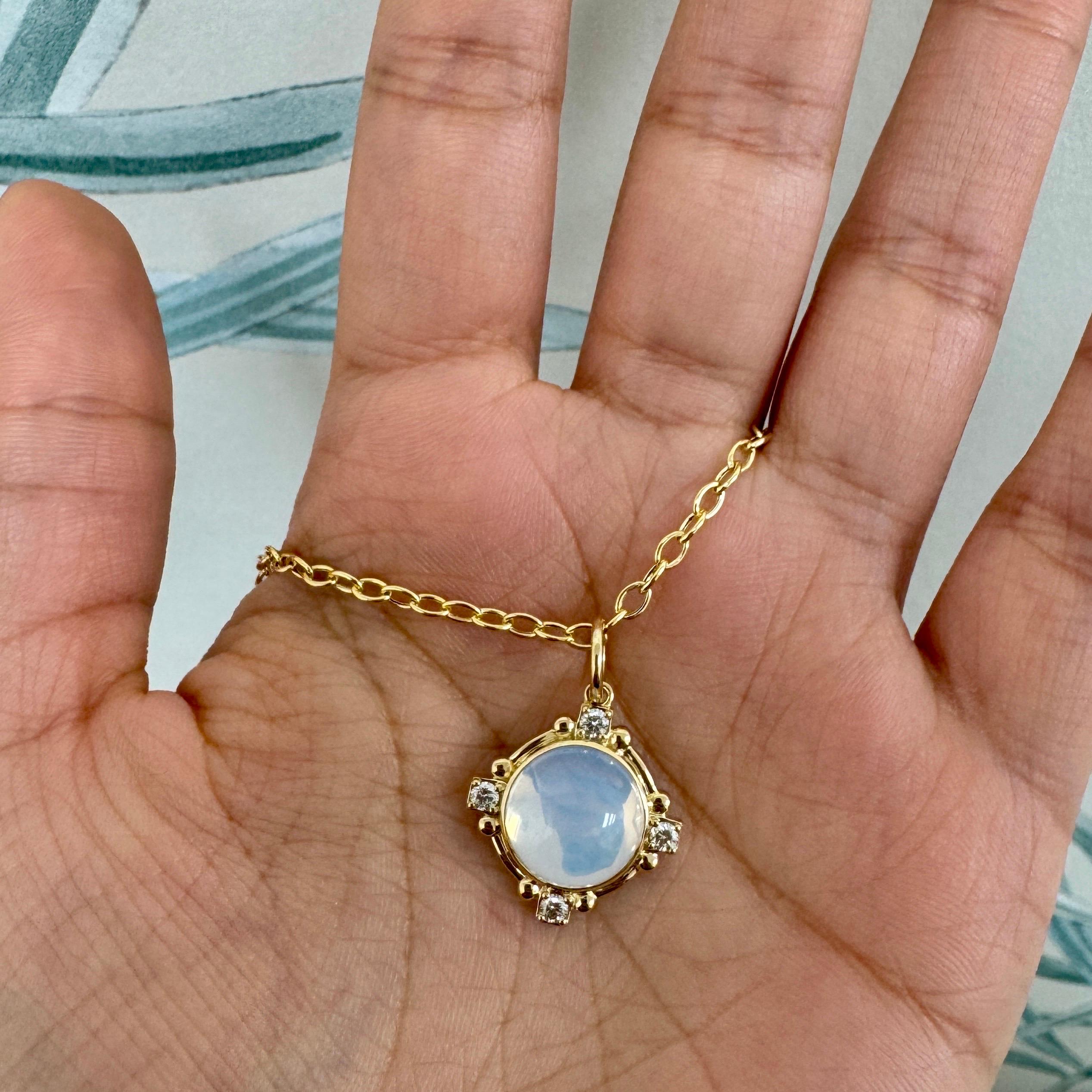 Contemporain Pendentif Syna en or jaune et quartz de lune avec diamants en vente