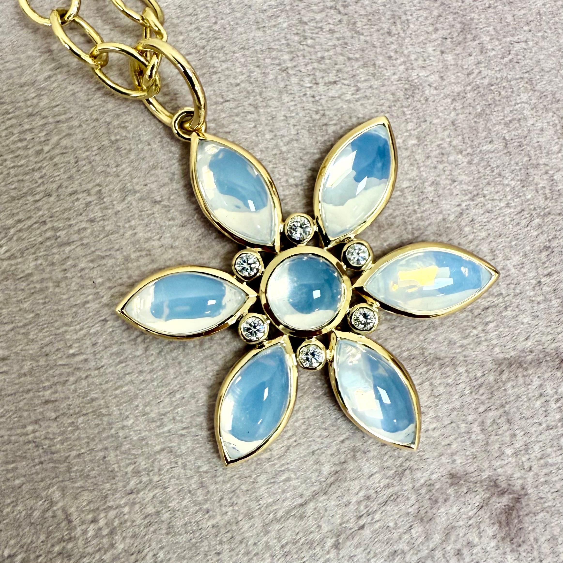 Taille mixte Pendentif Syna en or jaune et quartz de lune avec diamants en vente