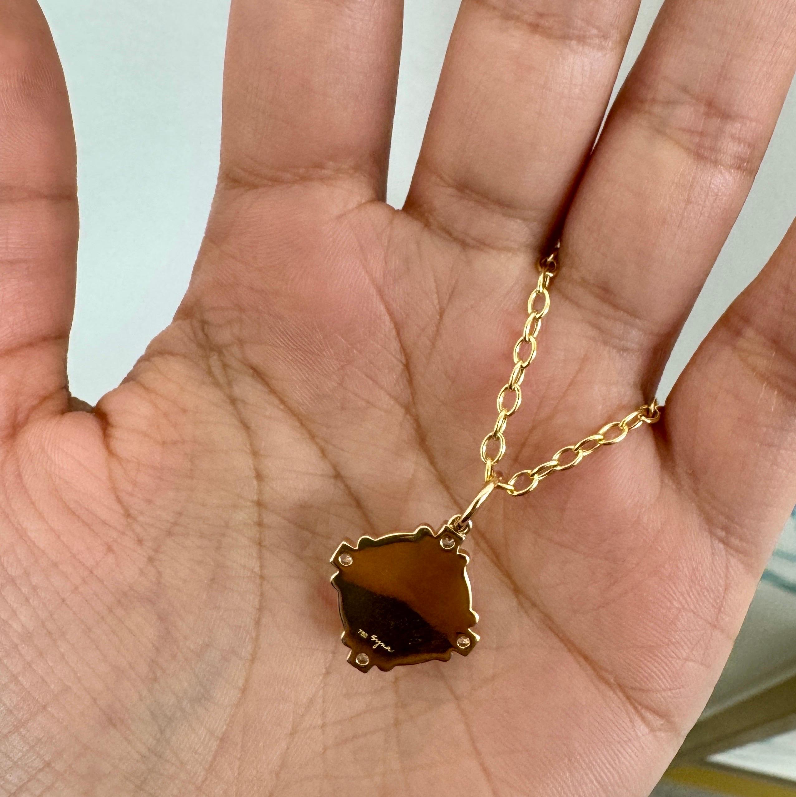 Taille ronde Pendentif Syna en or jaune et quartz de lune avec diamants en vente