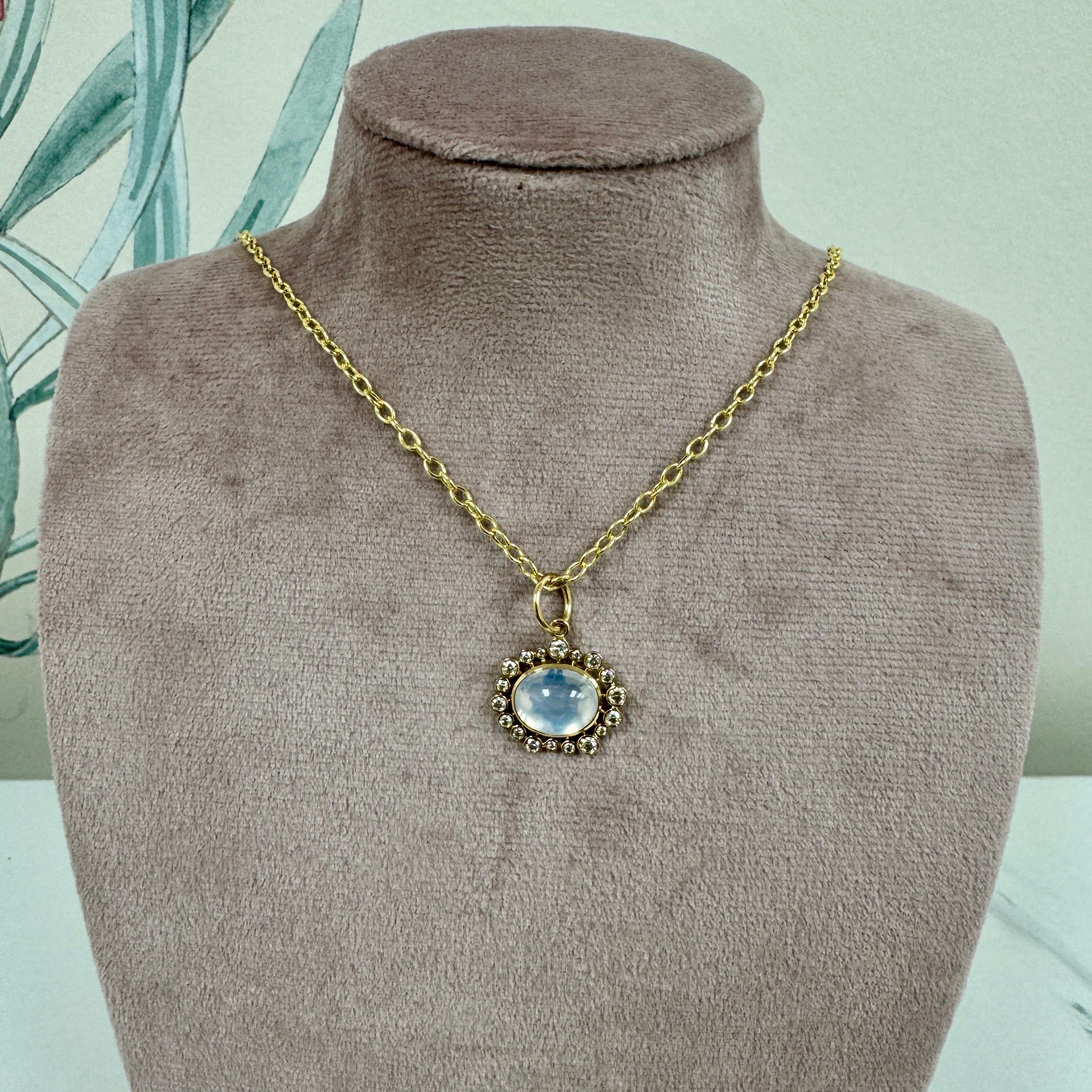 Taille ovale Pendentif Syna en or jaune et quartz de lune avec diamants en vente