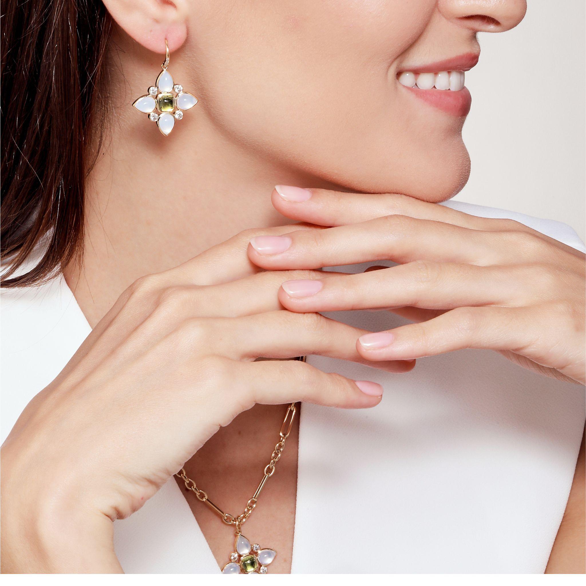 Creado en oro amarillo de 18 quilates
Cuarzo lunar 9 quilates aprox.
Peridoto 3 quilates aprox.
Diamantes 0.90 quilates aprox.
Alambre francés para orejas perforadas
Edición limitada


Acerca de los diseñadores

Inspirándose en las pequeñas cosas,