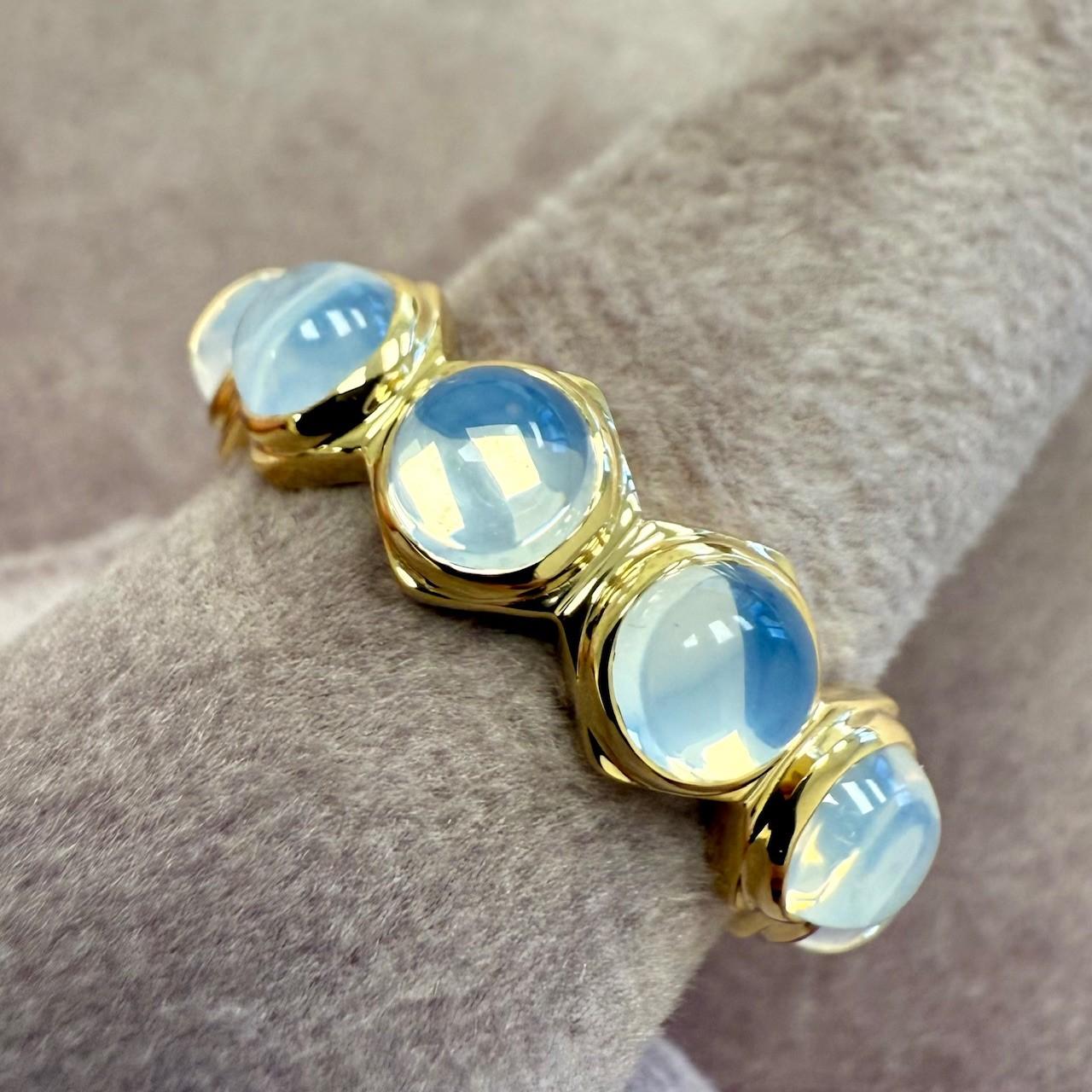 Creato in oro giallo 18 carati
Quarzo lunare 4.50 carato circa.
Anello misura US 7, può essere tagliato
Edizione limitata


Informazioni sui designer ~ Dharmesh & Namrata

Traendo ispirazione dalle piccole cose, Dharmesh & Namrata Kothari hanno