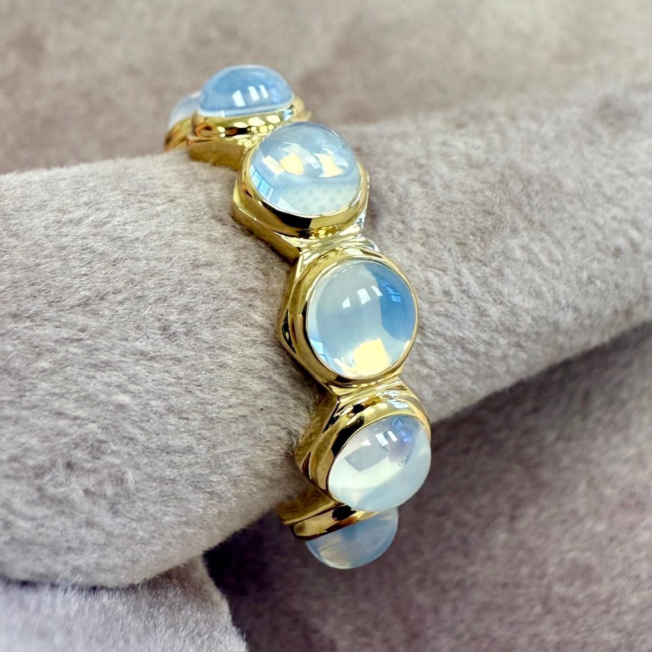 Taglio rotondo Anello Syna in oro giallo con quarzo lunare in vendita