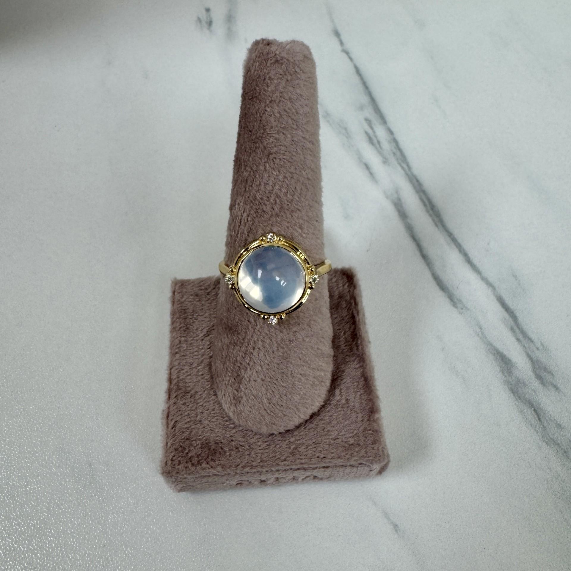 Créé en or jaune 18 carats
Quartz lunaire 5 carats environ
Diamants 0,04 carat environ
Bague taille US 7, peut être ajustée.
Edition limitée



À propos des concepteurs ~ Dharmesh & Namrata

S'inspirant de petites choses, Dharmesh & Namrata Kothari