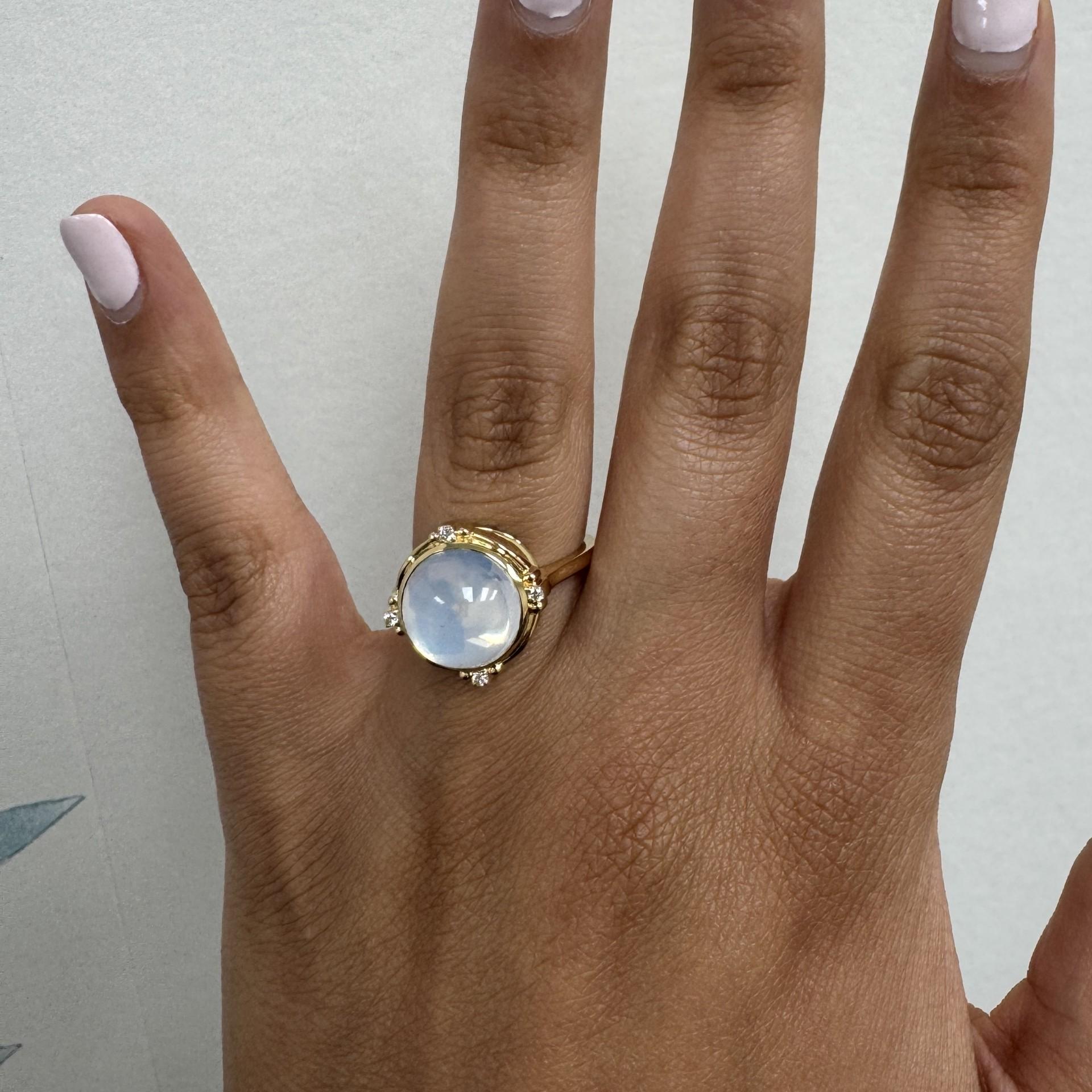 Taille ronde Syna Bague en or jaune et quartz de lune avec diamants en vente