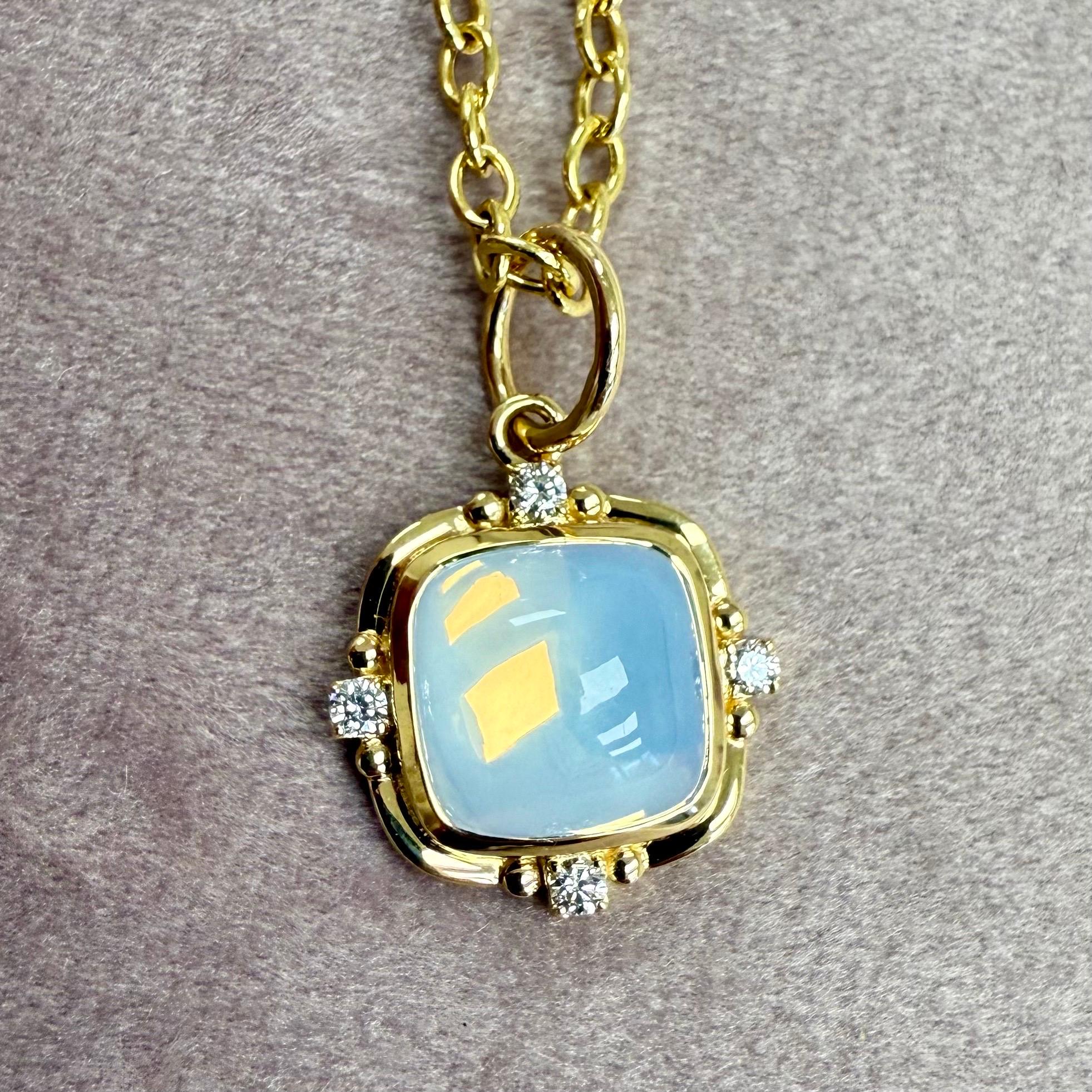 Creato in oro giallo 18 carati
Quarzo lunare 4.65 carato circa.
Diamanti 0,11 carati circa.
Catena venduta separatamente



 Informazioni sui designer ~ Dharmesh & Namrata

Traendo ispirazione dalle piccole cose, Dharmesh & Namrata Kothari hanno