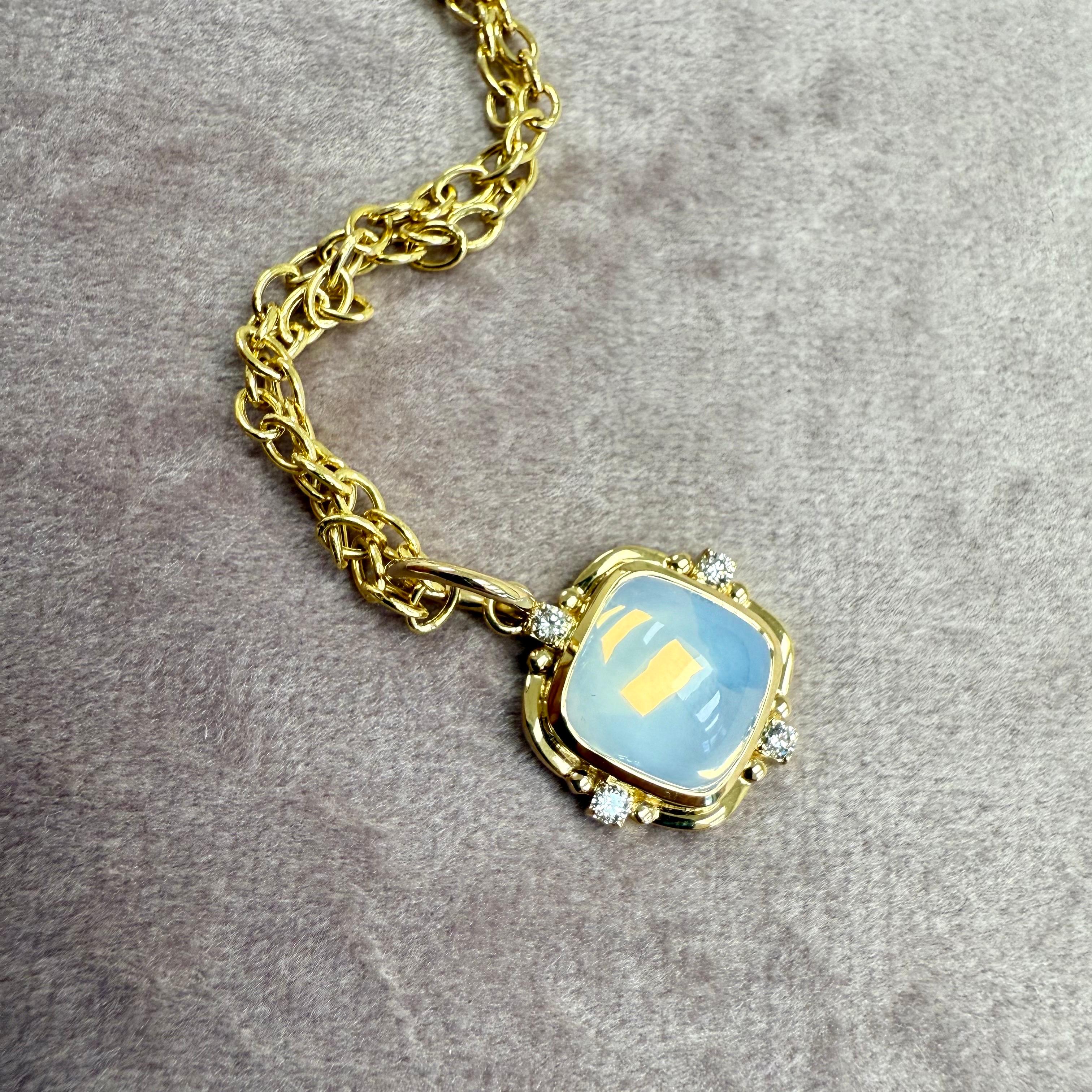 Contemporaneo Ciondolo a forma di Pan di Zucchero in quarzo lunare in oro giallo Syna con diamanti in vendita