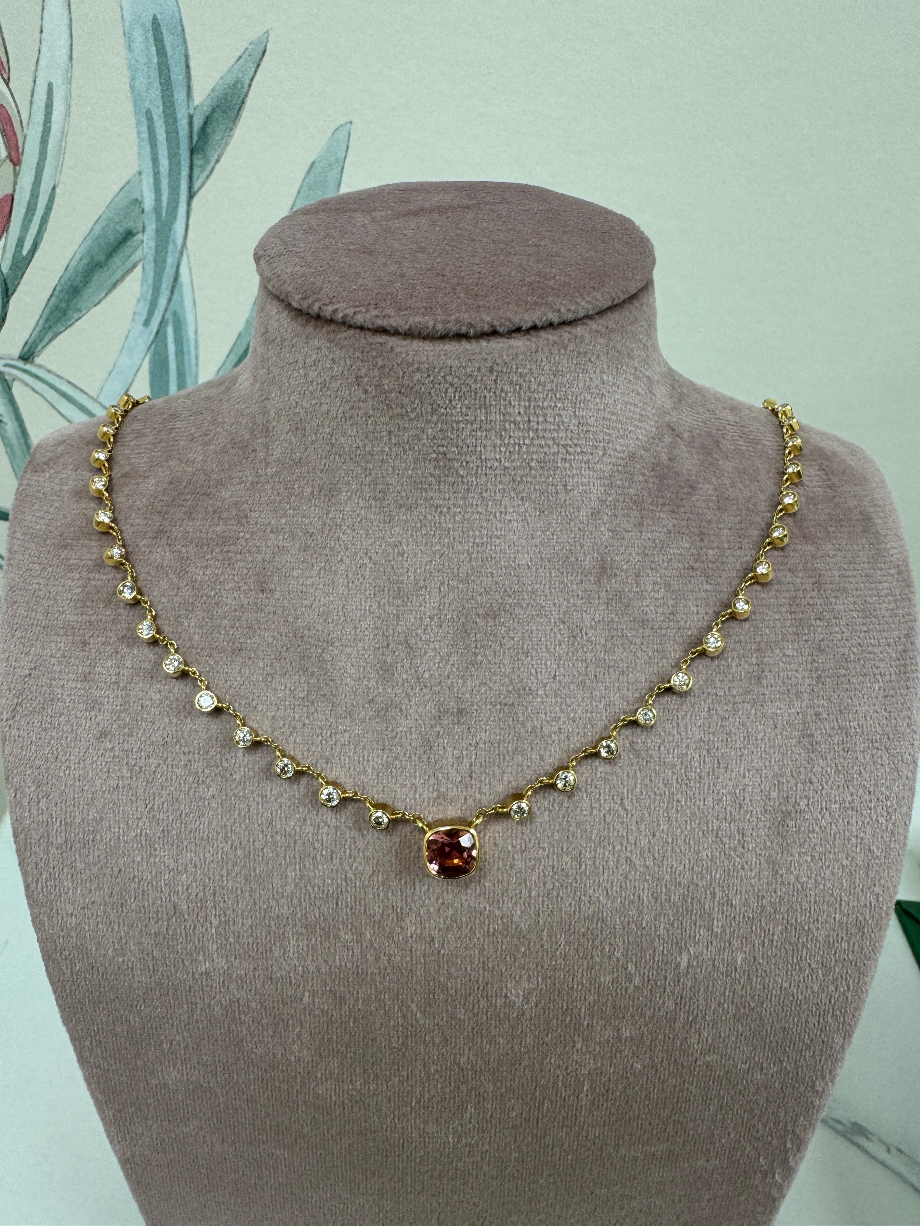 Syna Yellow Gold Morganite and Diamond Cushion Necklace Contemporáneo en venta