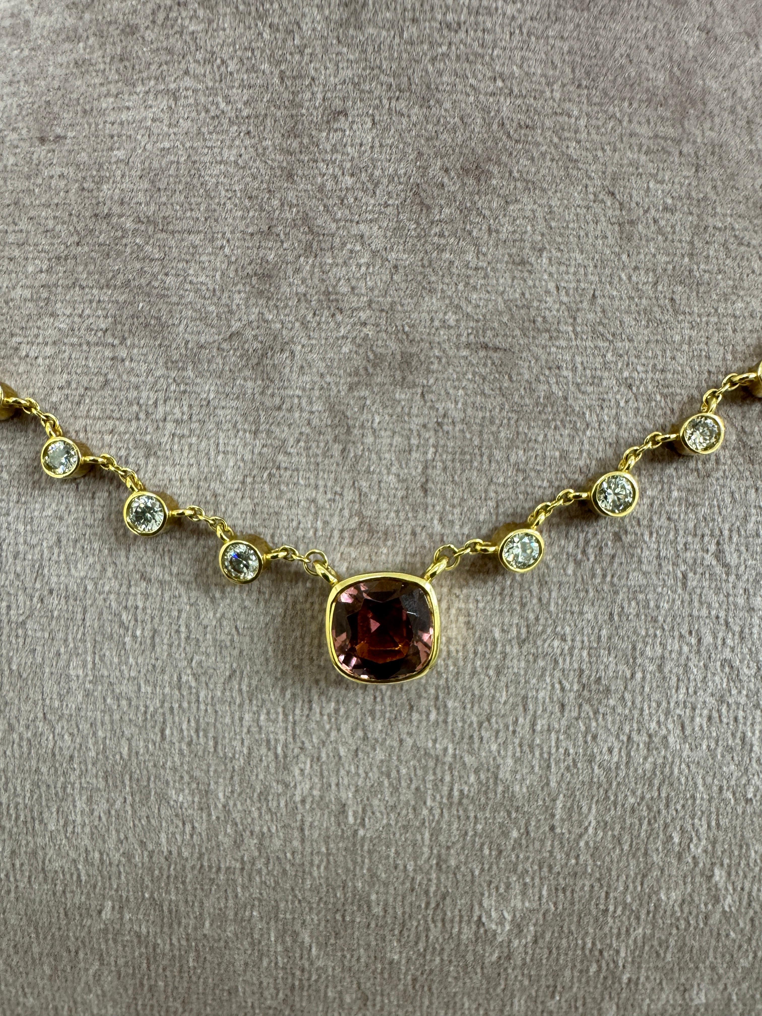 Syna Yellow Gold Morganite and Diamond Cushion Necklace Corte cojín en venta