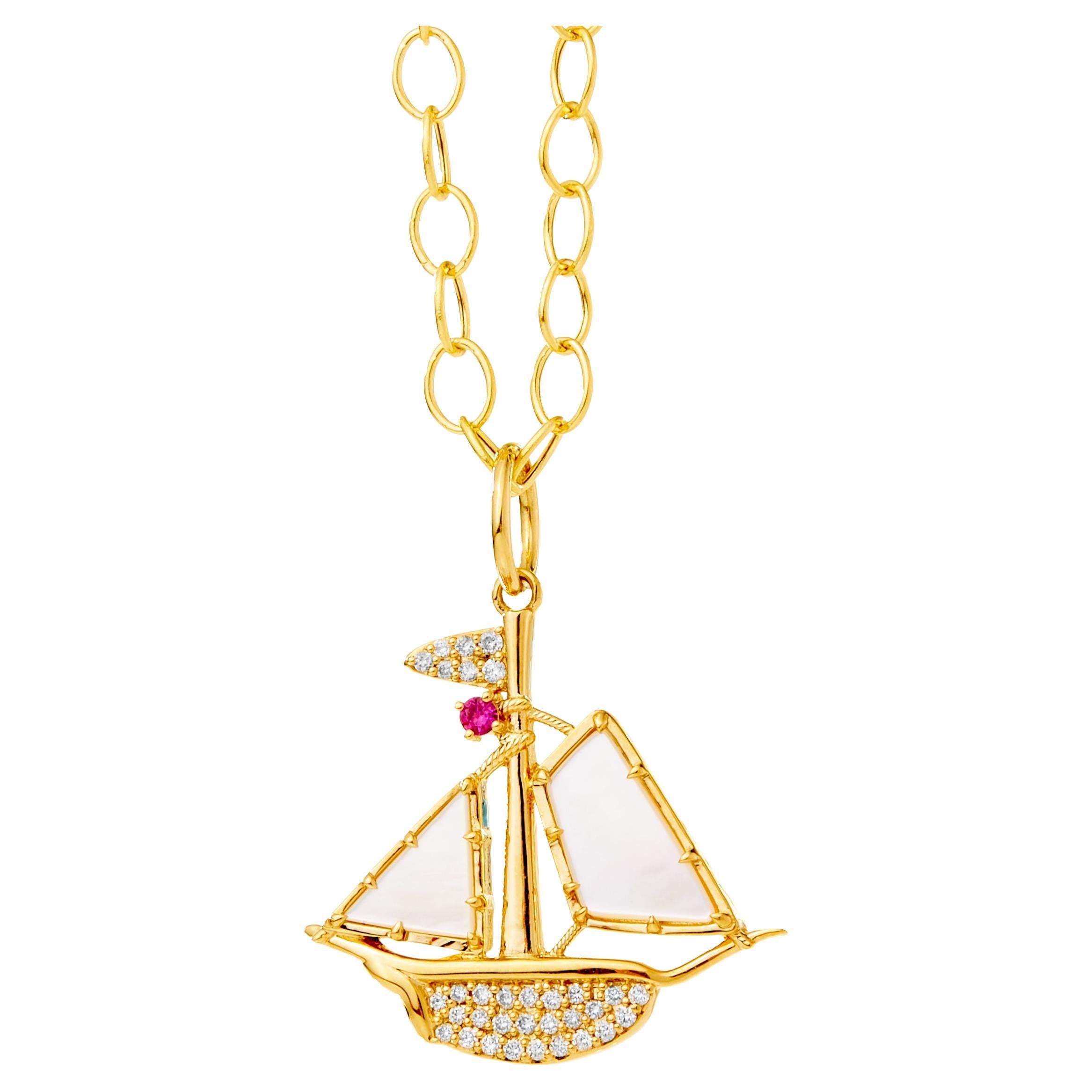 Syna Pendentif bateau en or jaune et nacre avec rubis et diamants