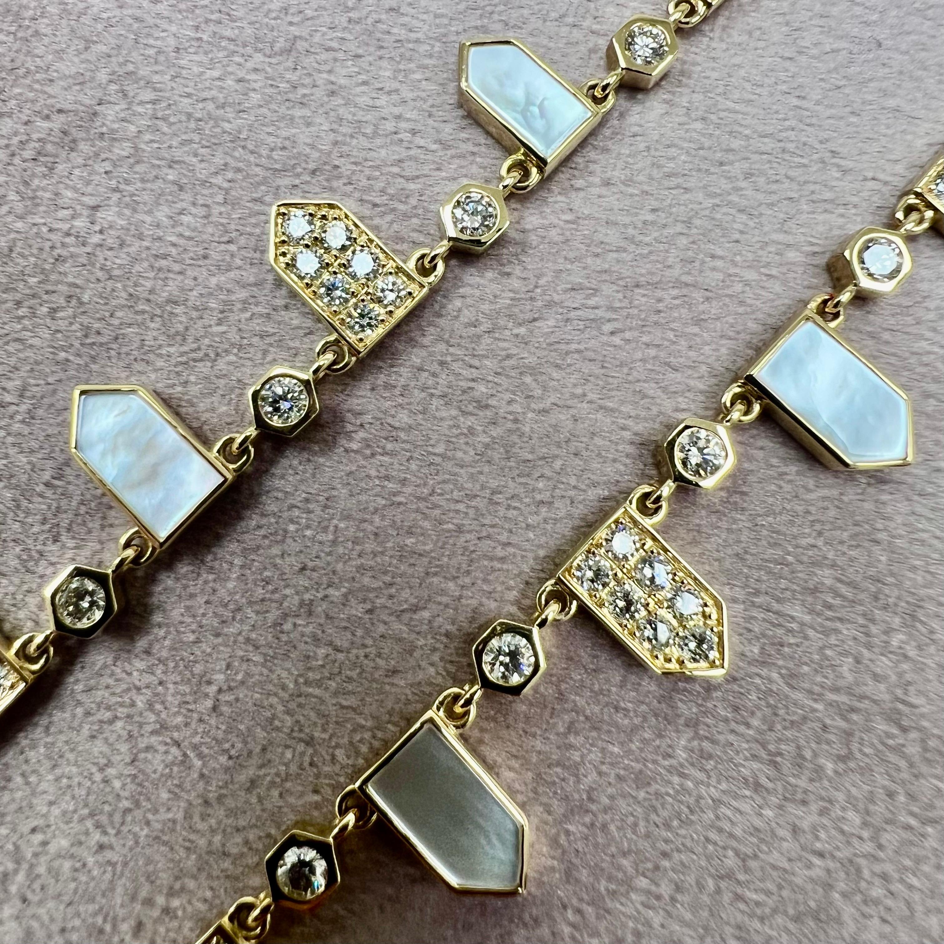 Contemporain Syna Collier géométrique en or jaune et nacre avec diamants en vente