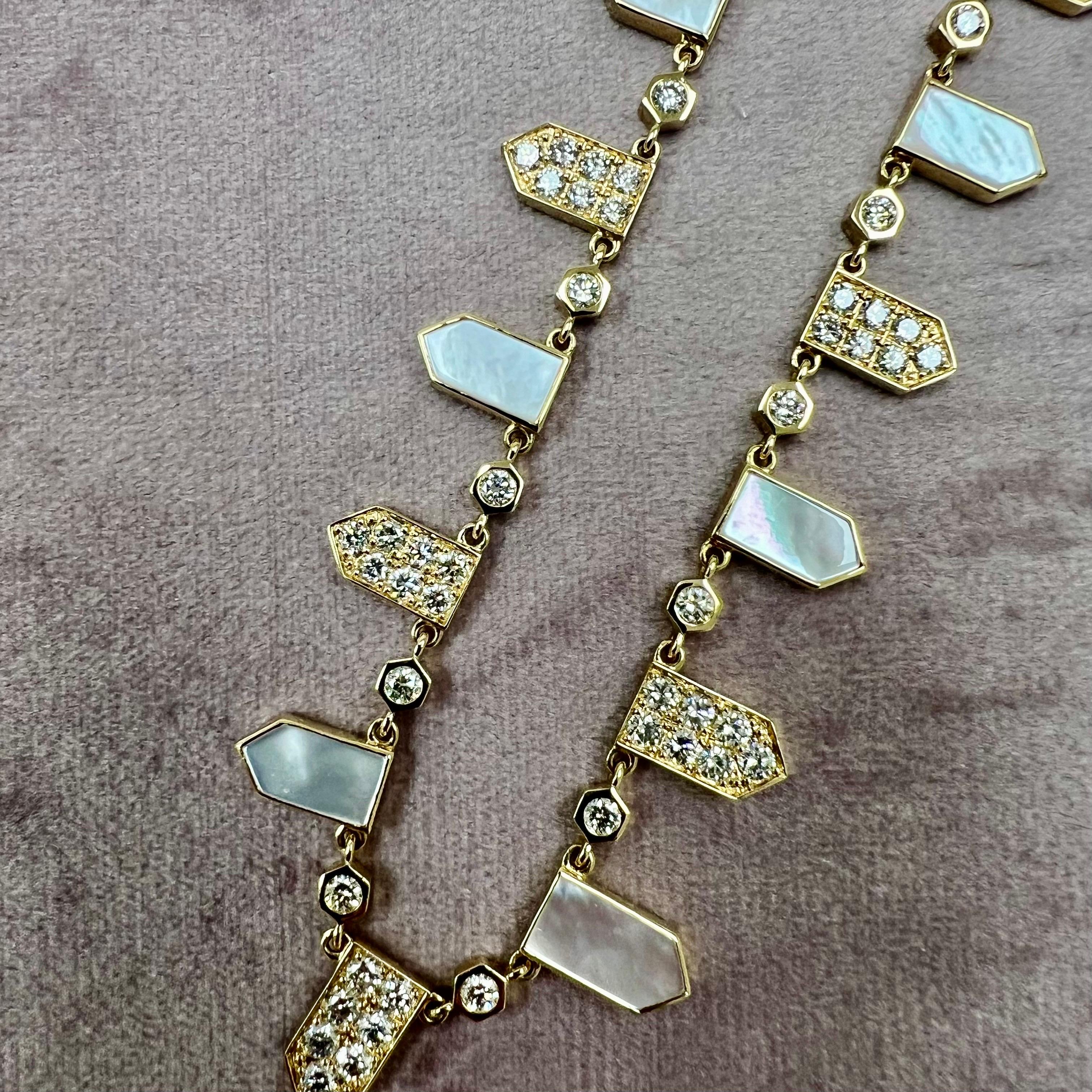 Taille mixte Syna Collier géométrique en or jaune et nacre avec diamants en vente