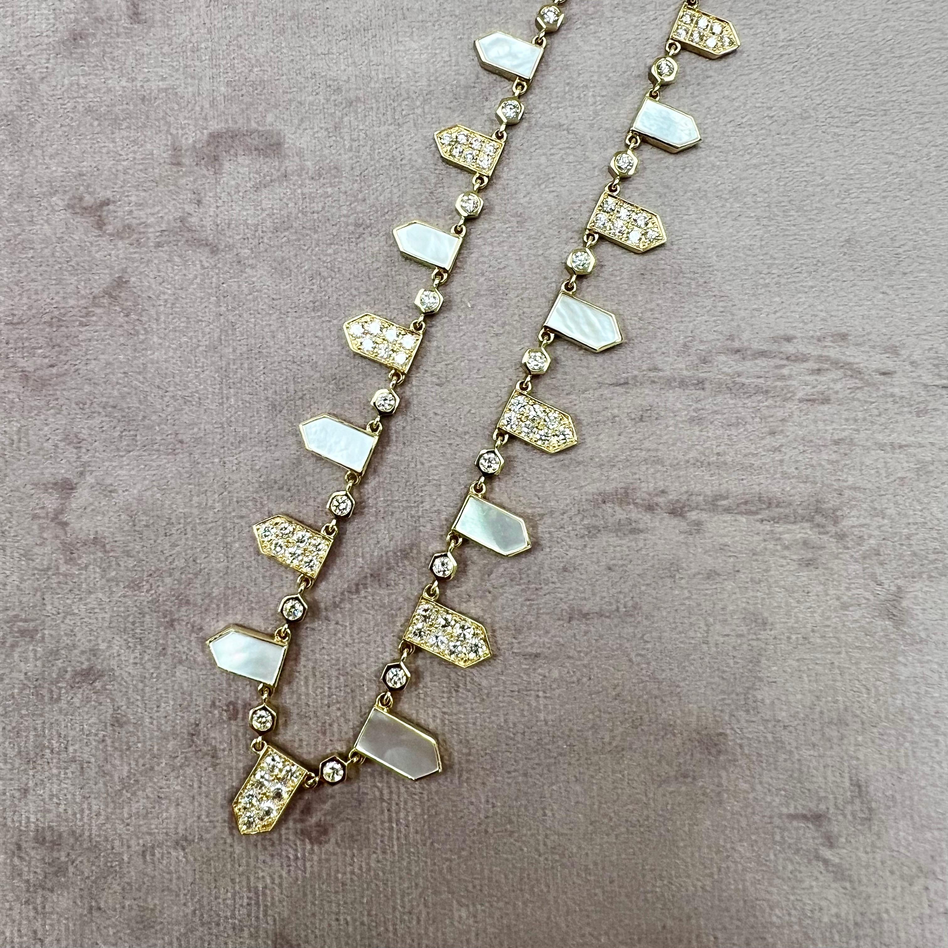 Syna Collier géométrique en or jaune et nacre avec diamants Neuf - En vente à Fort Lee, NJ