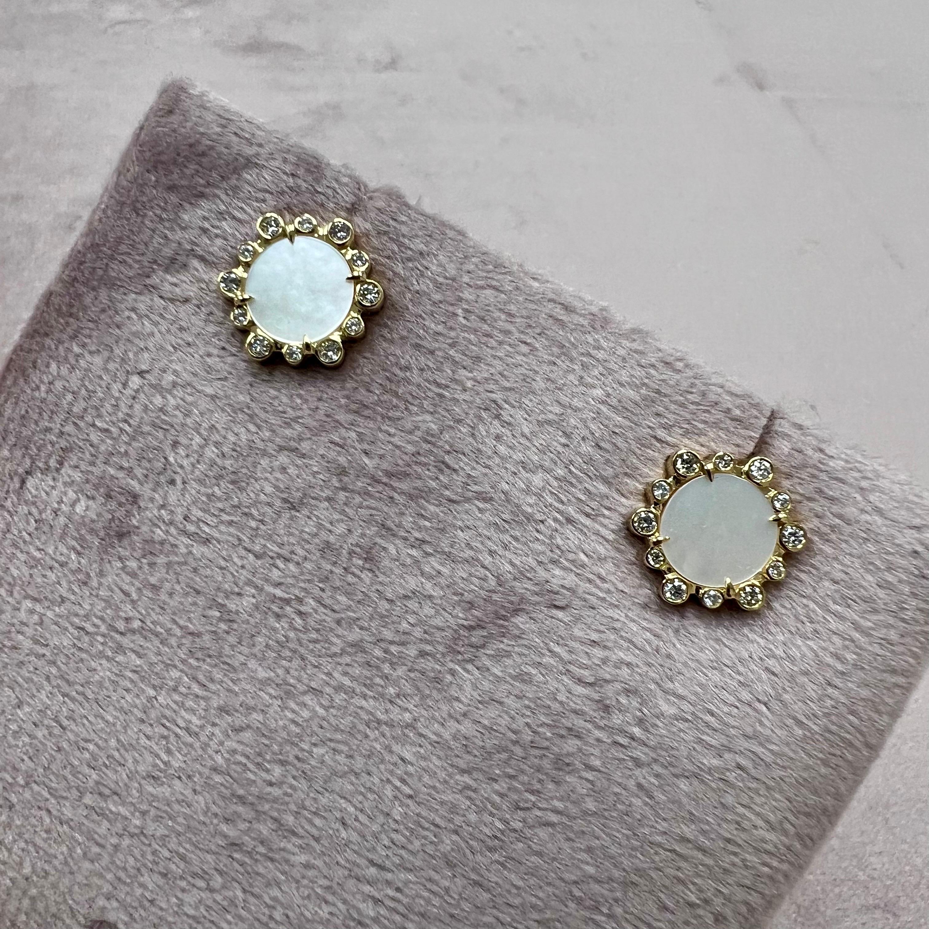 Contemporain Boucles d'oreilles hexagonales en or jaune Syna nacre avec diamants en vente