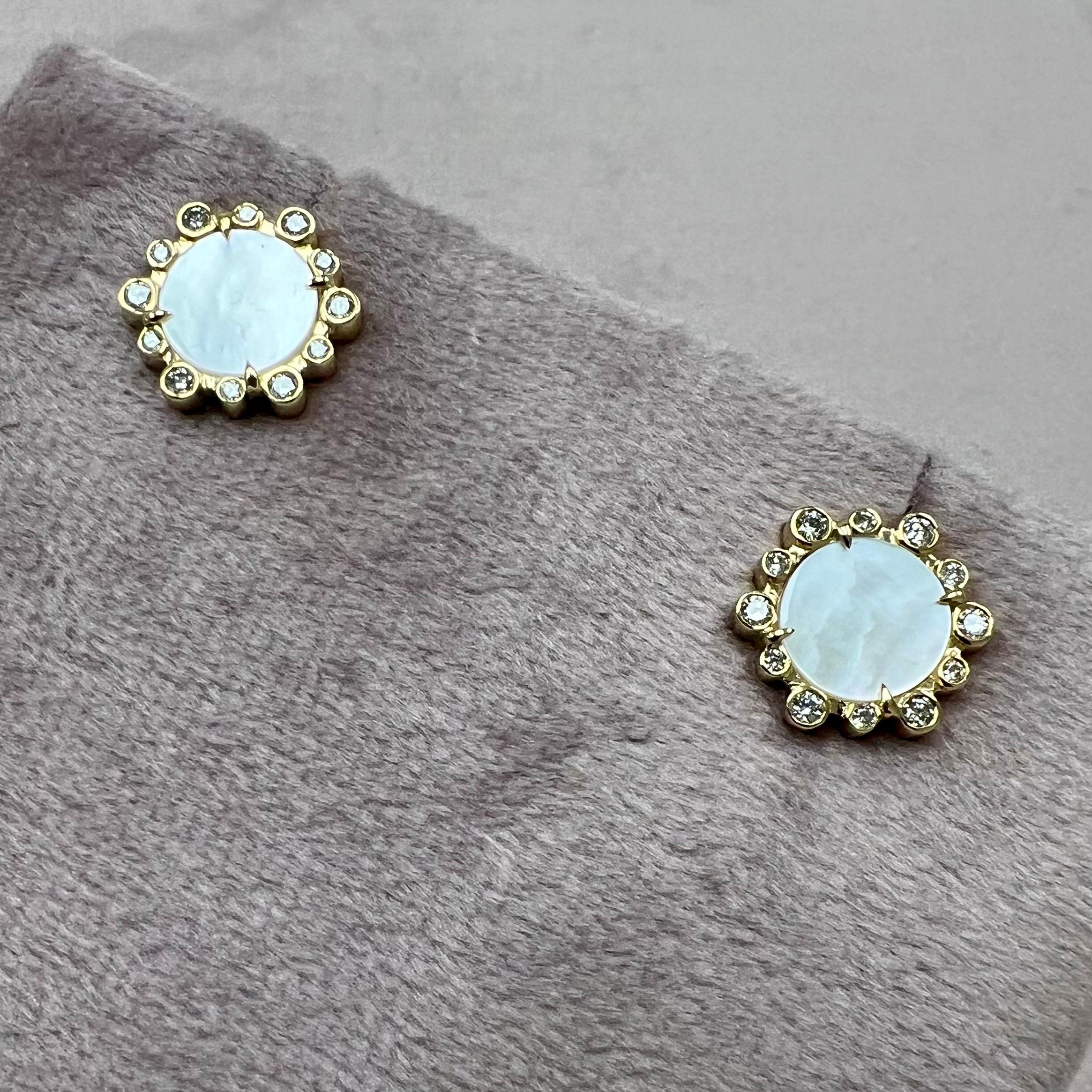 Taille mixte Boucles d'oreilles hexagonales en or jaune Syna nacre avec diamants en vente