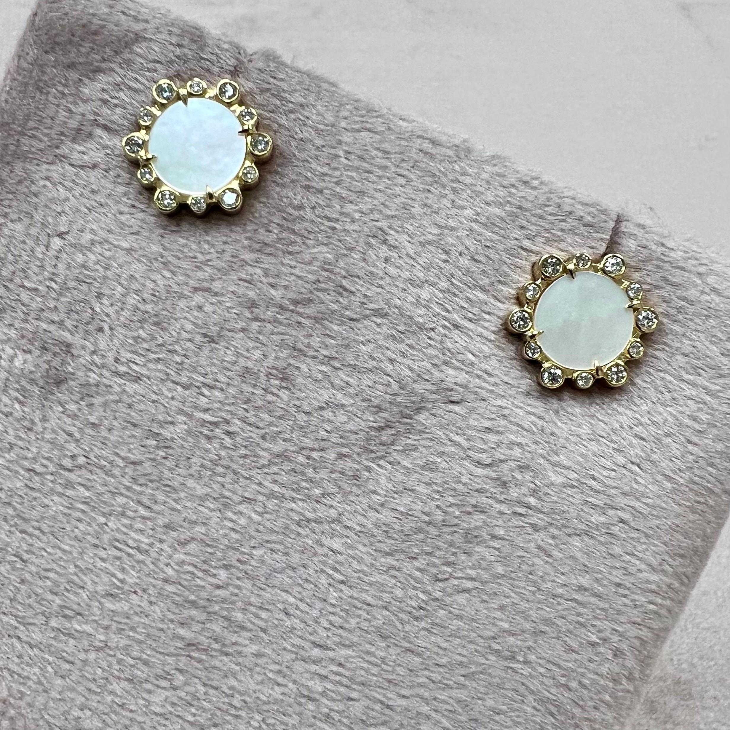 Boucles d'oreilles hexagonales en or jaune Syna nacre avec diamants Neuf - En vente à Fort Lee, NJ