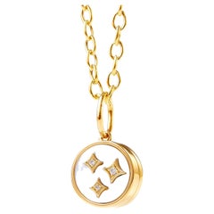 Pendentif médaillon Syna en or jaune et nacre avec diamants