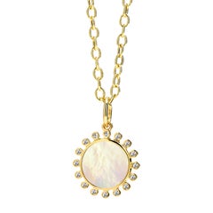 Colgante de madreperla de oro amarillo Syna con diamantes