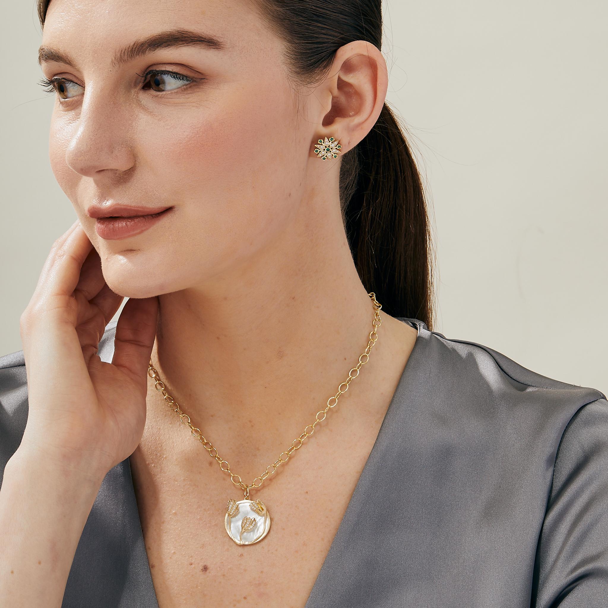 Created in 18 karat yellow gold
Mother of pearl 6.50 carats approx.
Diamonds 0.30 carat approx.
Chain sold separately 

Crafted with 18-karat yellow gold, this luxurious pendant graces its silhouette with a mother-of-pearl gemstone of approximately