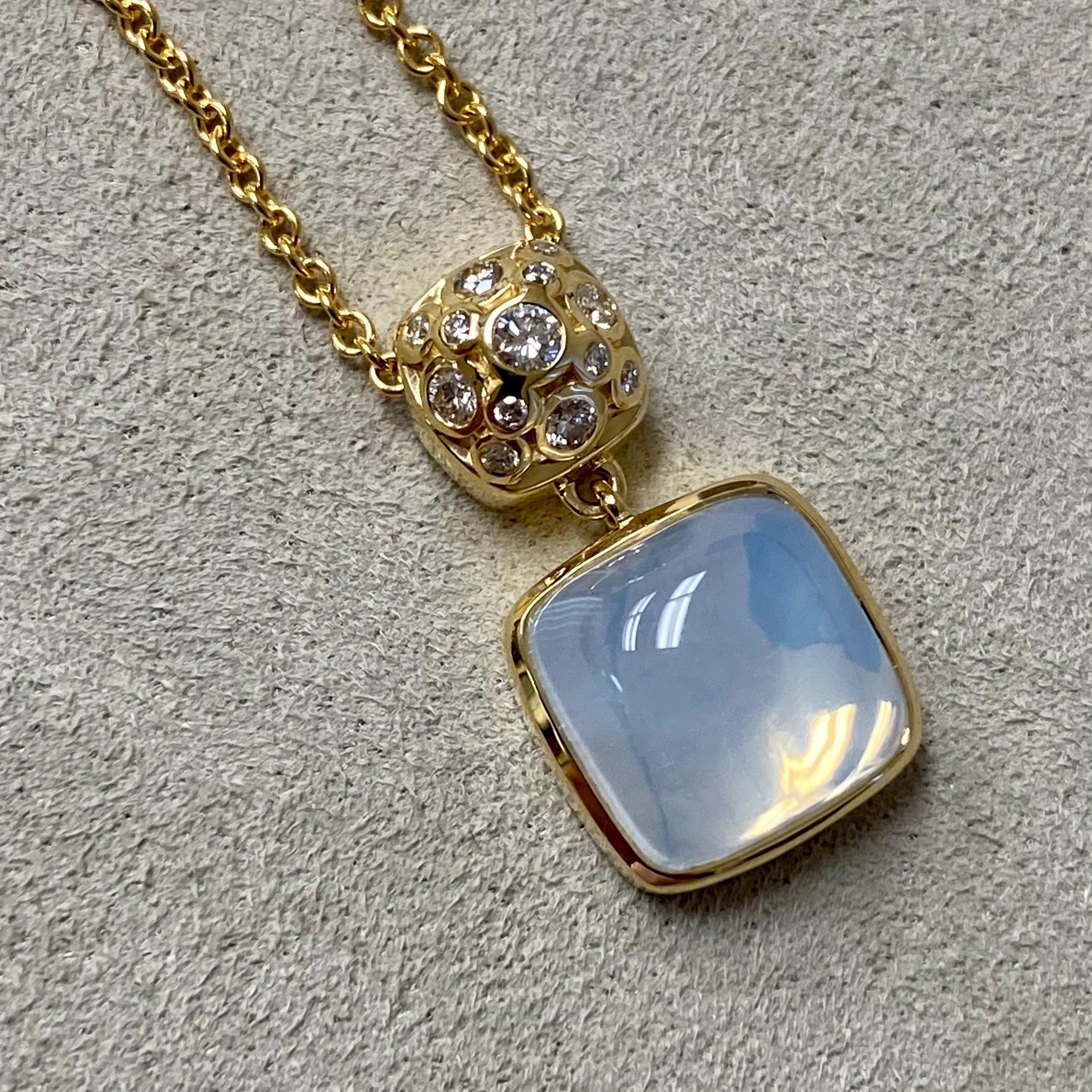 18 inch Necklace created in 18 karat yellow gold
Moon Quartz sugarloaf 5.5 carats approx.
Diamonds 0.15 carat approx.
Can be worn at 16th and 17th inch
Limited edition

Presenting an exquisite 18-inch Pendant crafted in 18-karat yellow gold,