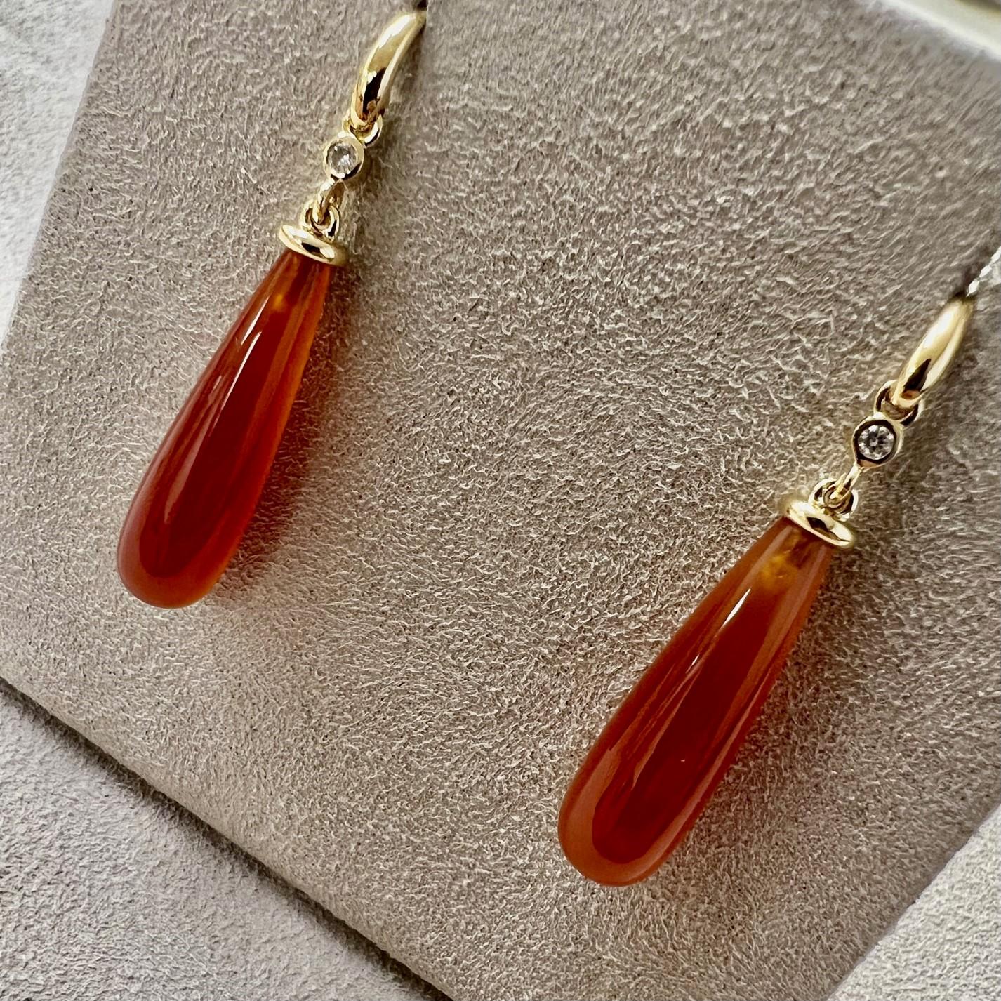 Created in 18 karat yellow gold
Orange chalcedony drops 17 carats approx.
Bright champagne diamonds 0.05 carat approx.
French wire for pierced ears
Limited edition

Intricately crafted from 18 karat yellow gold, these limited edition earrings boast