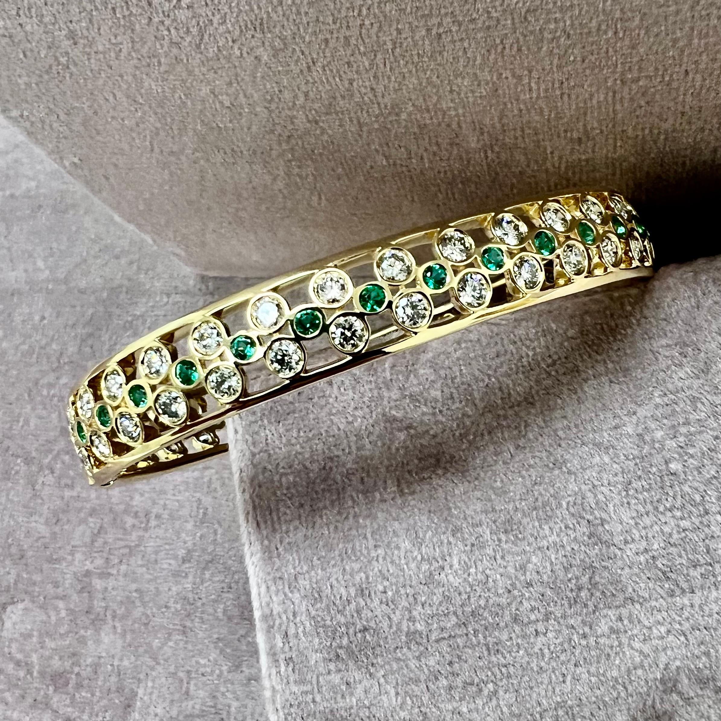 Hergestellt aus 18 Karat Gelbgold
Smaragde ca. 0,90 Karat.
Diamanten ca. 4,40 Karat.
Ovales Armband zum Öffnen


Über die Designer ~ Dharmesh & Namrata

Dharmesh & Namrata Kothari haben sich von kleinen Dingen inspirieren lassen und eine