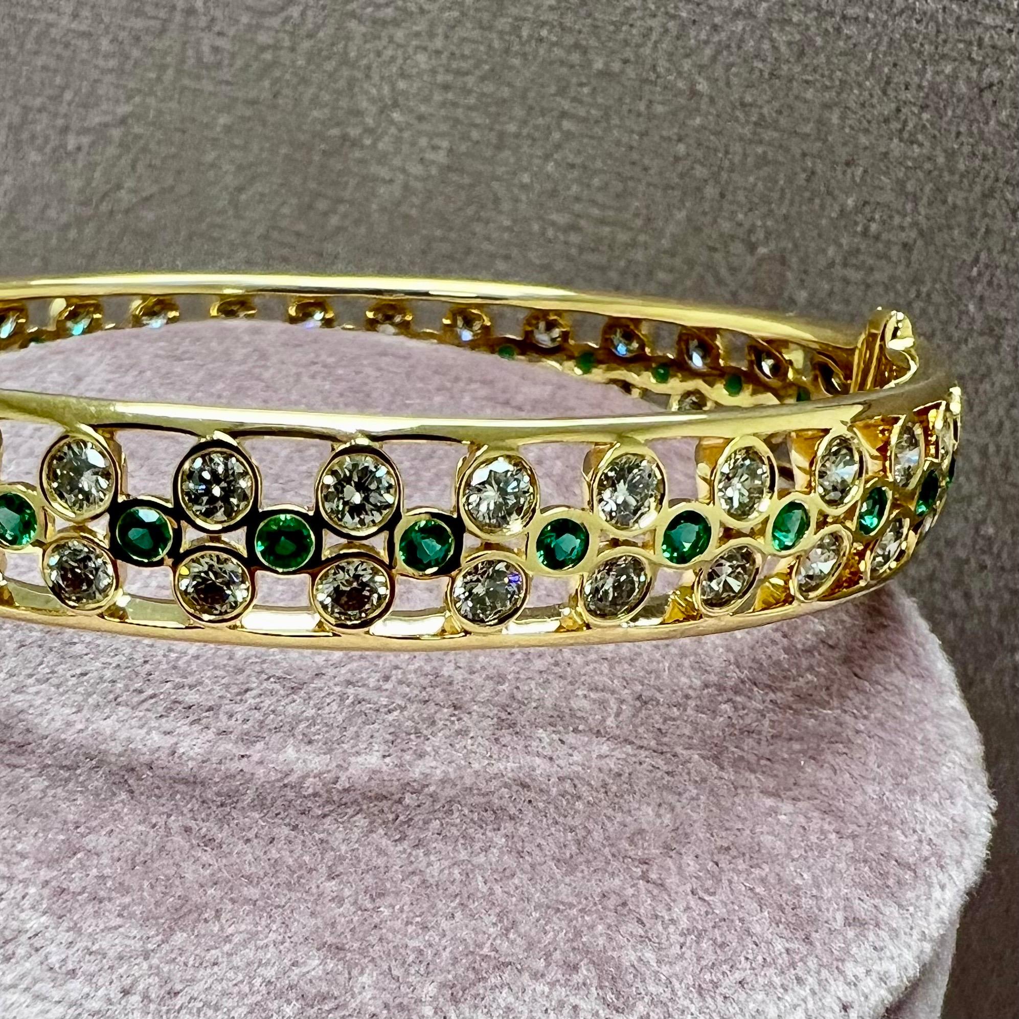 Contemporary Syna Yellow Gold Oval Emerald Bangle Bracelet For Sale