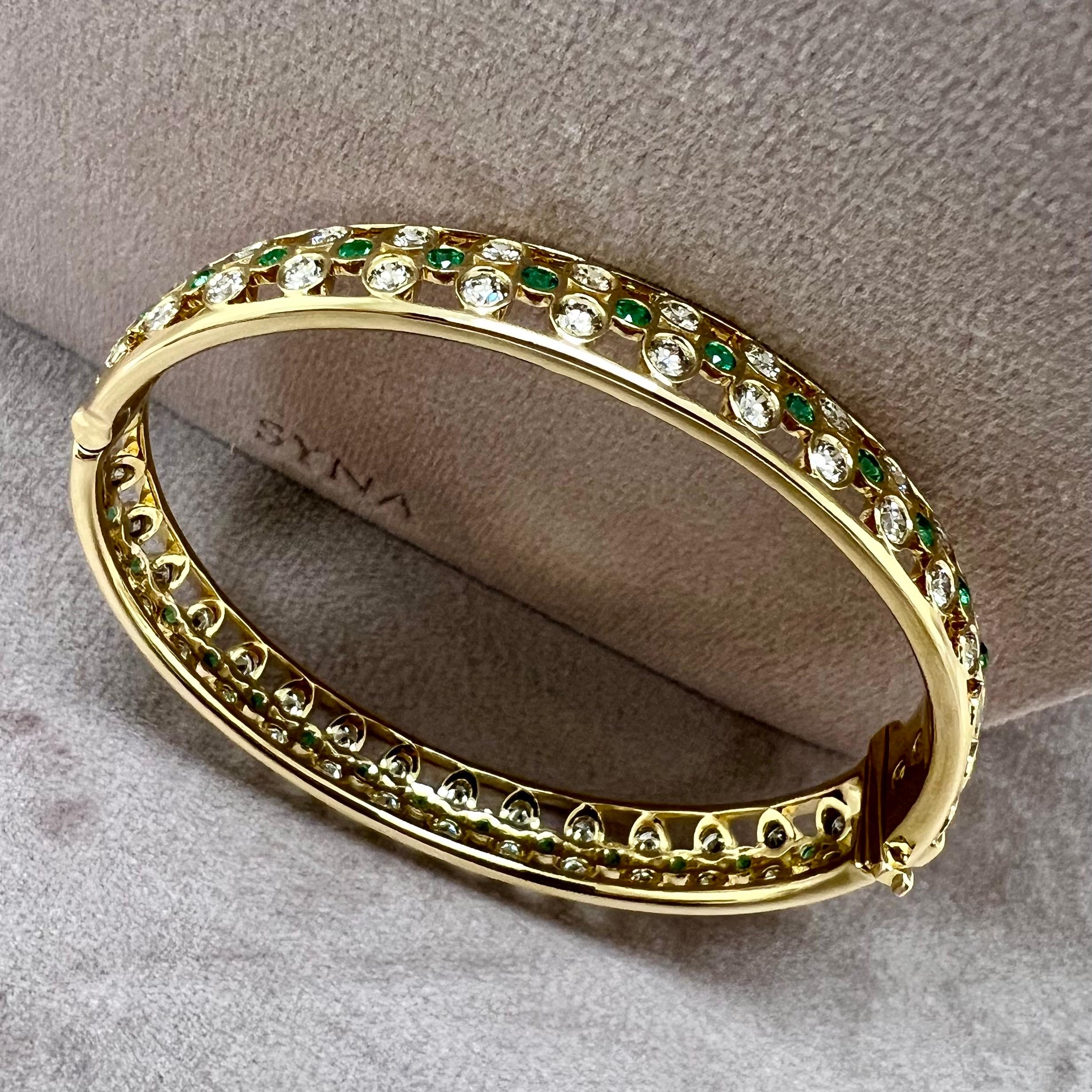 Round Cut Syna Yellow Gold Oval Emerald Bangle Bracelet For Sale