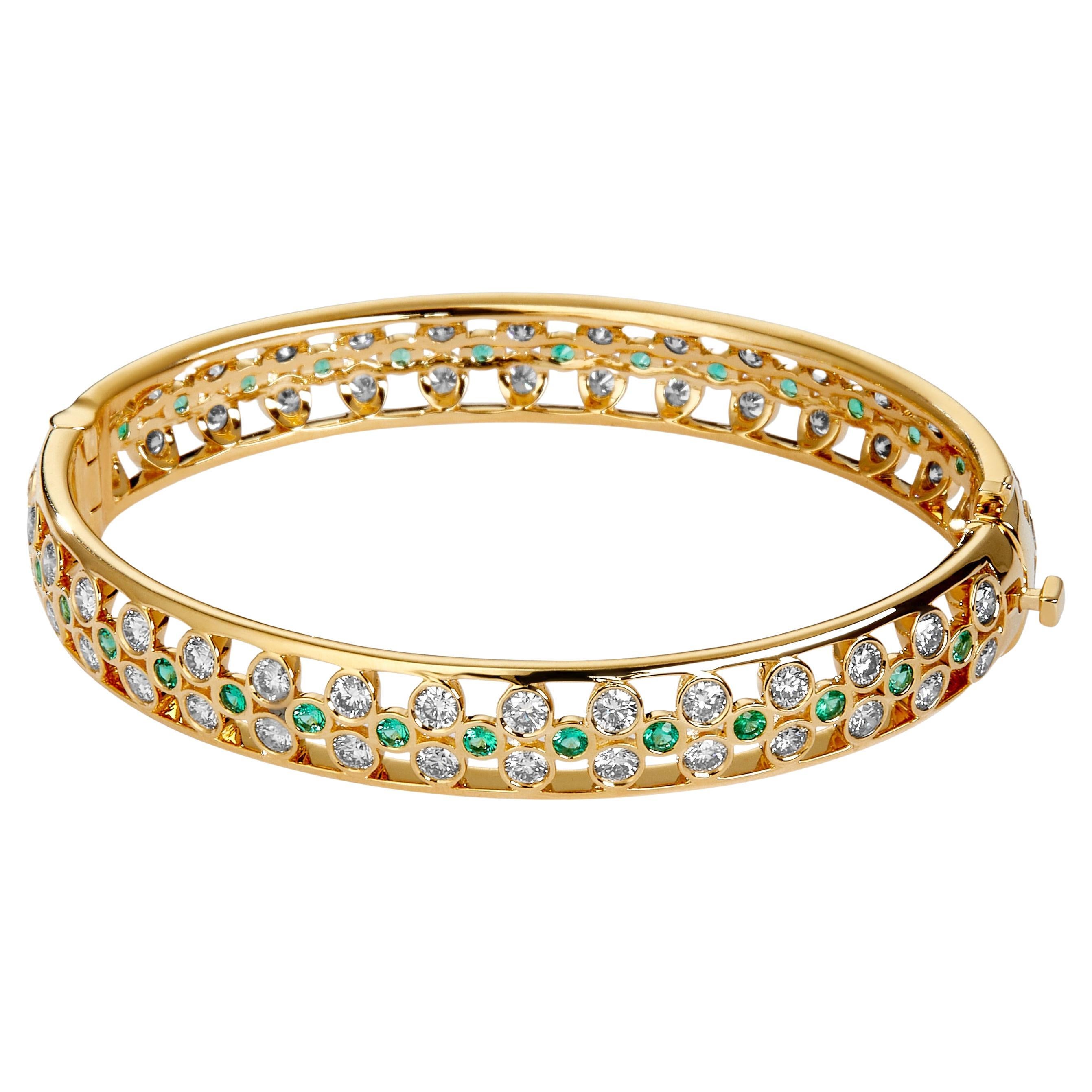 Syna Yellow Gold Oval Emerald Bangle Bracelet For Sale