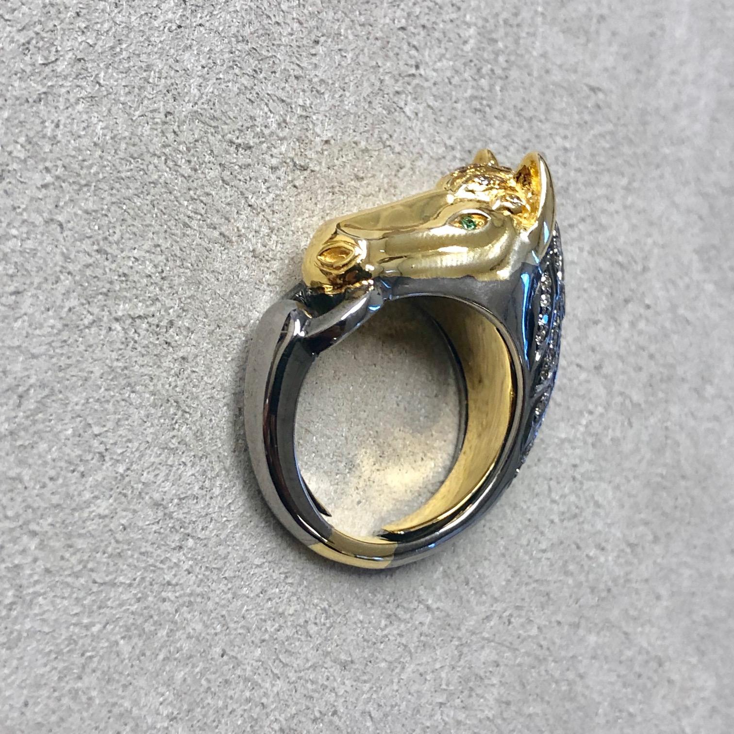 Taille mixte Syna Bague cheval en or jaune et argent oxydé avec diamants en vente