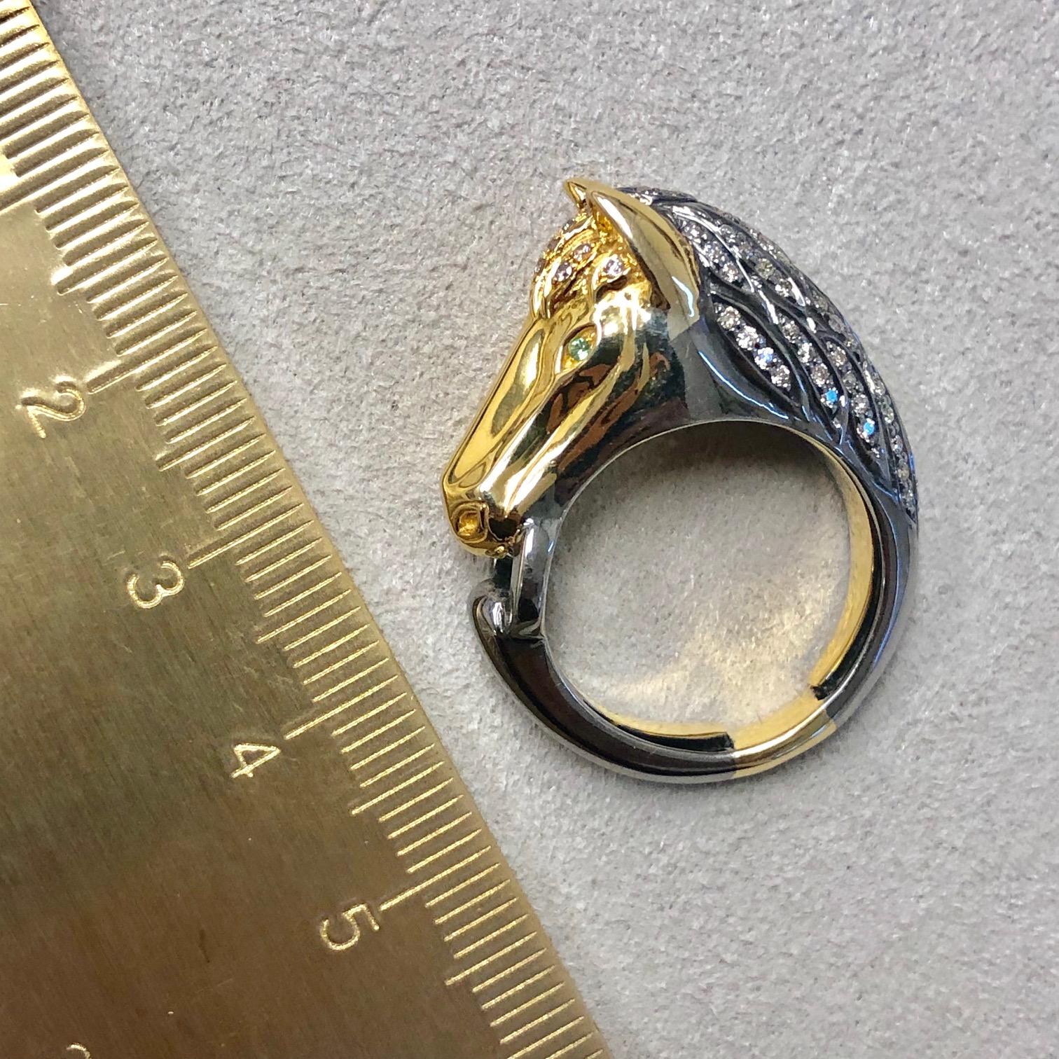 Syna Bague cheval en or jaune et argent oxydé avec diamants Neuf - En vente à Fort Lee, NJ