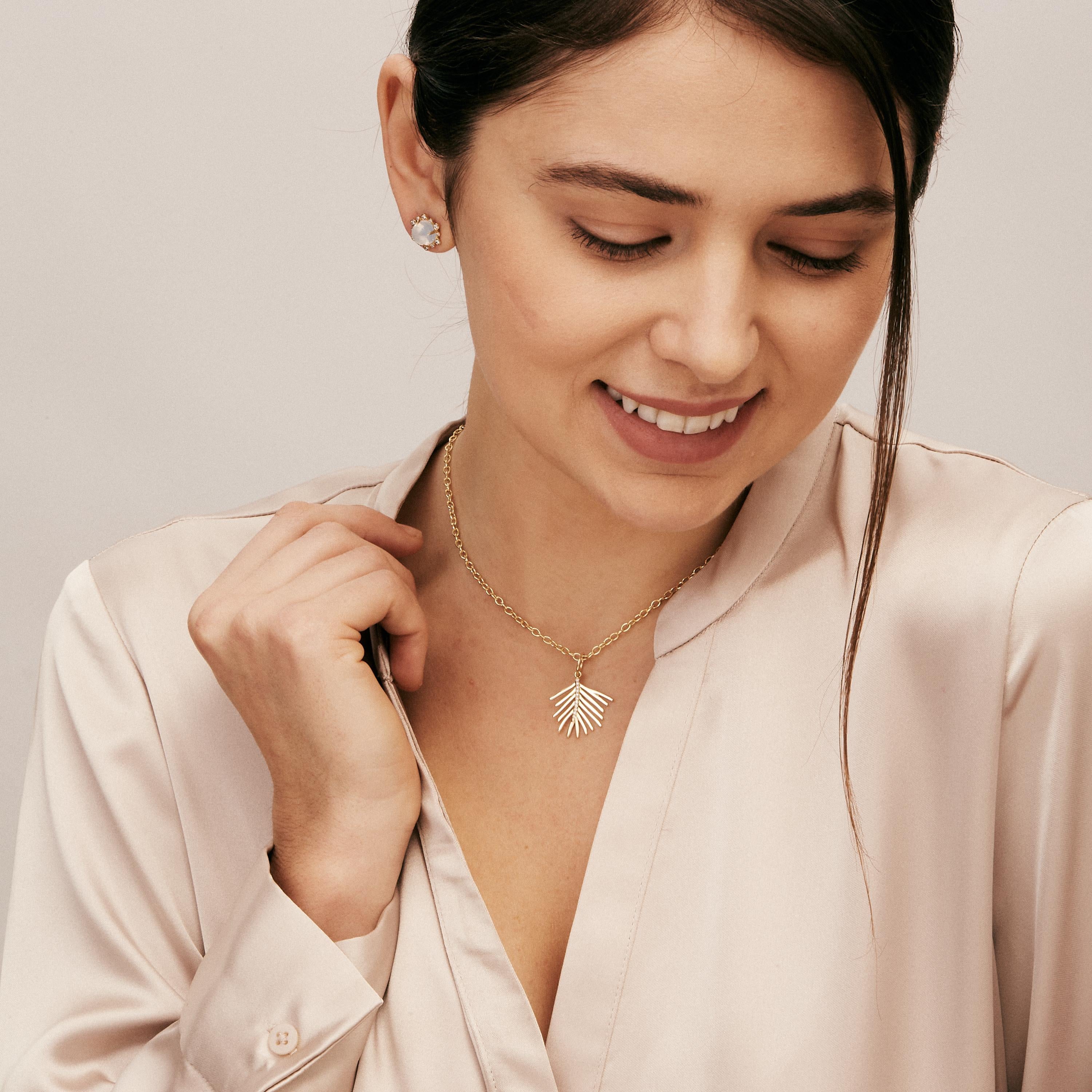 Contemporain Pendentif palmier Syna en or jaune avec diamants en vente