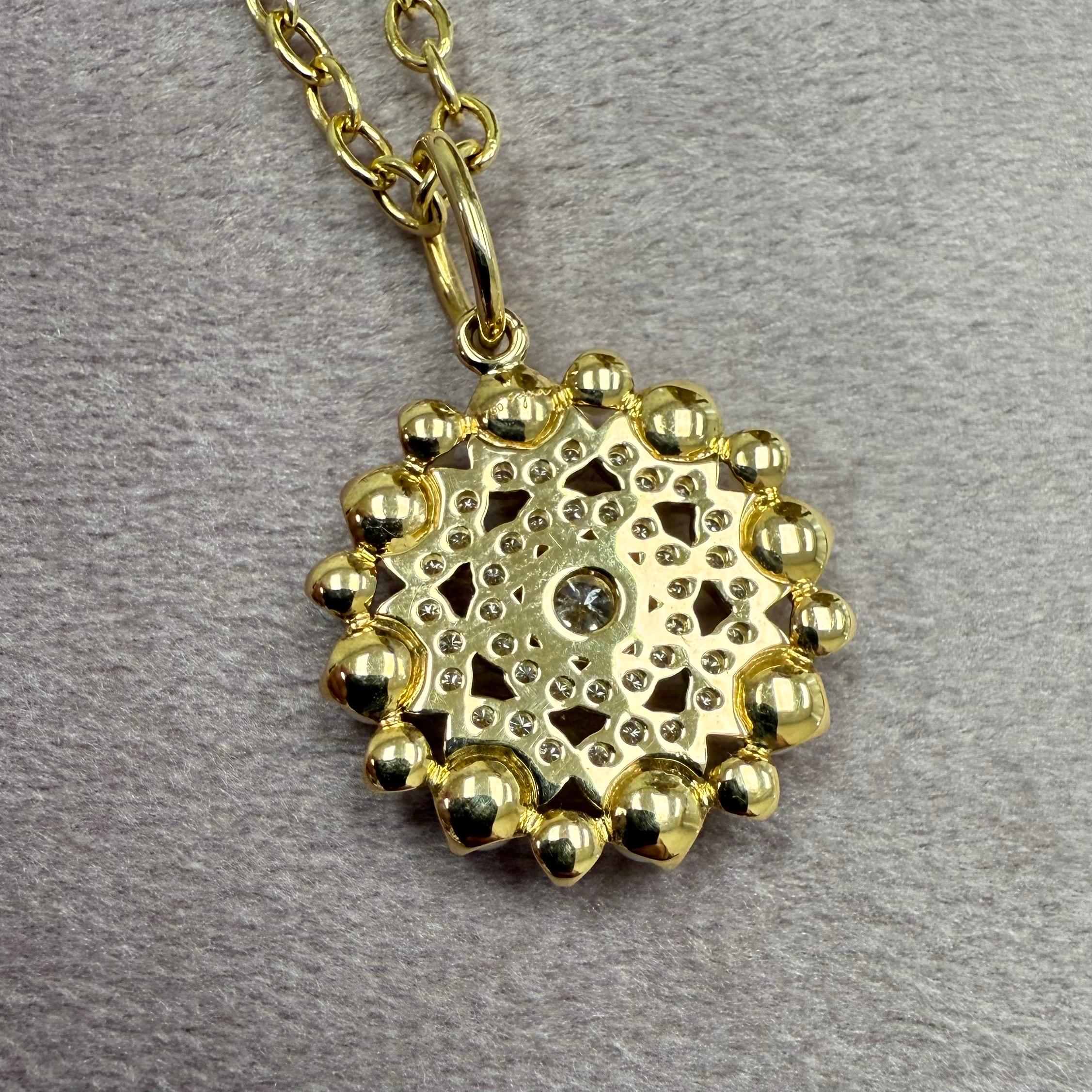 Taille ronde Pendentif Syna en or jaune avec diamants en vente