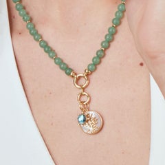 Colgante Syna de oro amarillo con topacio azul, nácar y diamantes