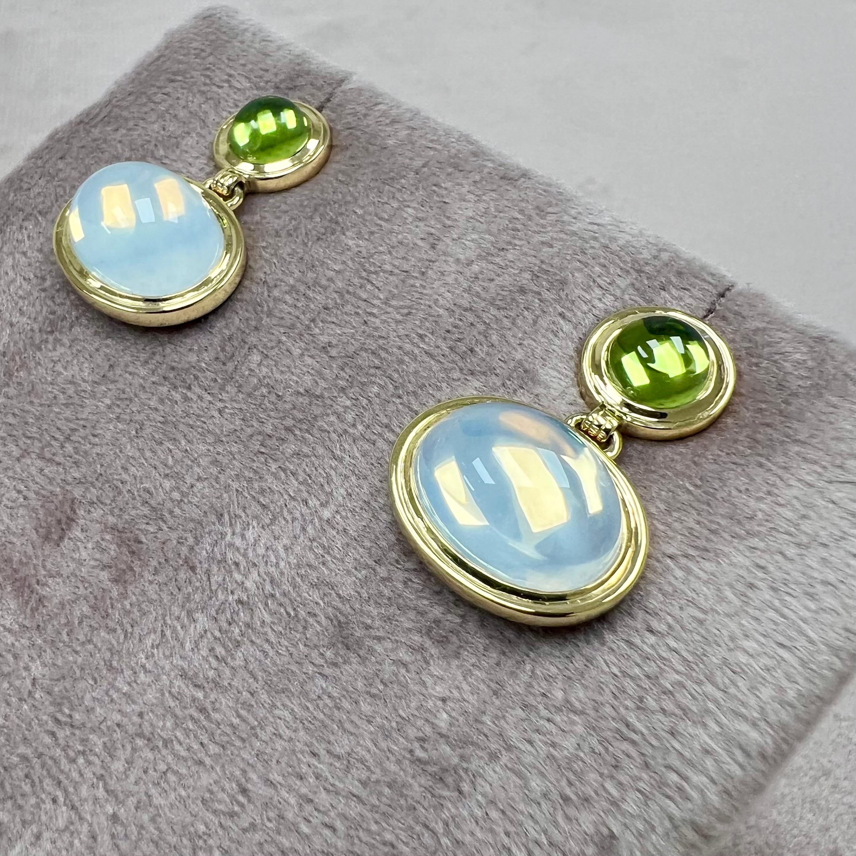 Contemporain Syna Boucles d'oreilles en or jaune, péridot et quartz de lune en vente