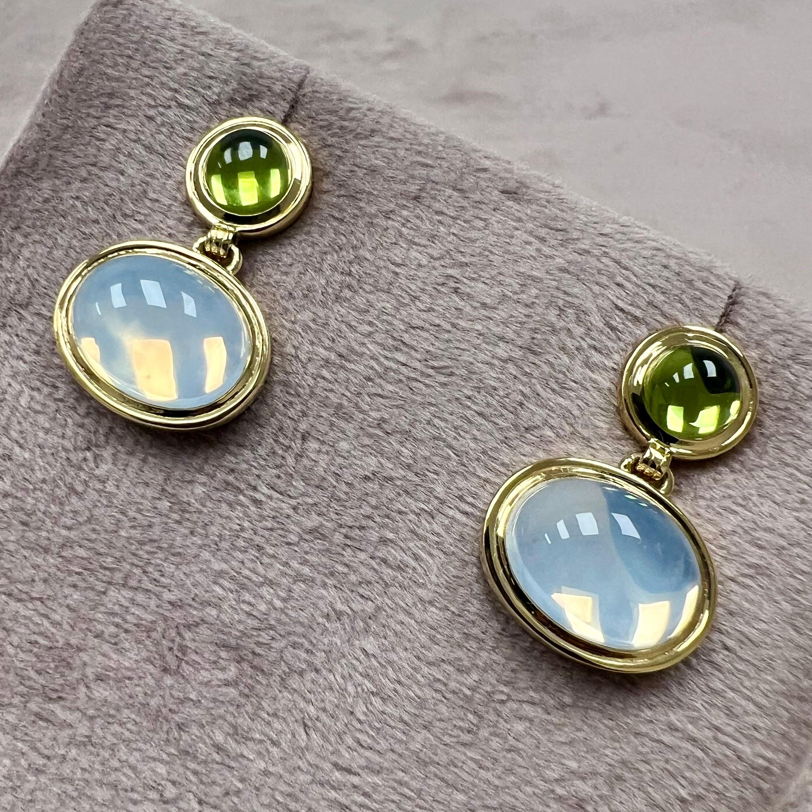 Taille cabochon Syna Boucles d'oreilles en or jaune, p�éridot et quartz de lune en vente