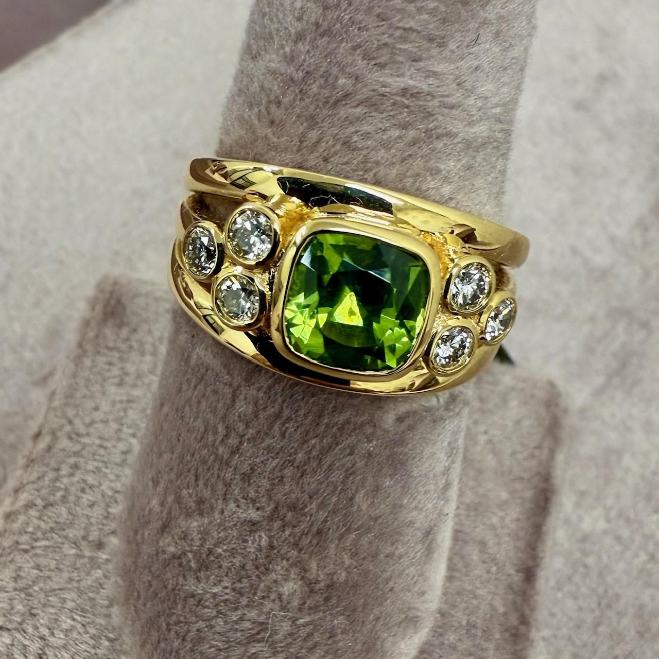 Created in 18 karat yellow gold
Peridot 2 carats approx.
Diamonds 0.35 carat approx.
Band size US 7 
Limited edition



About the Designers ~ Dharmesh & Namrata

Drawing inspiration from little things, Dharmesh & Namrata Kothari have created an